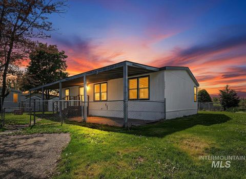 Photo of 4403 High Valley Ave, Nampa, ID 83687 (MLS # 98984422)
