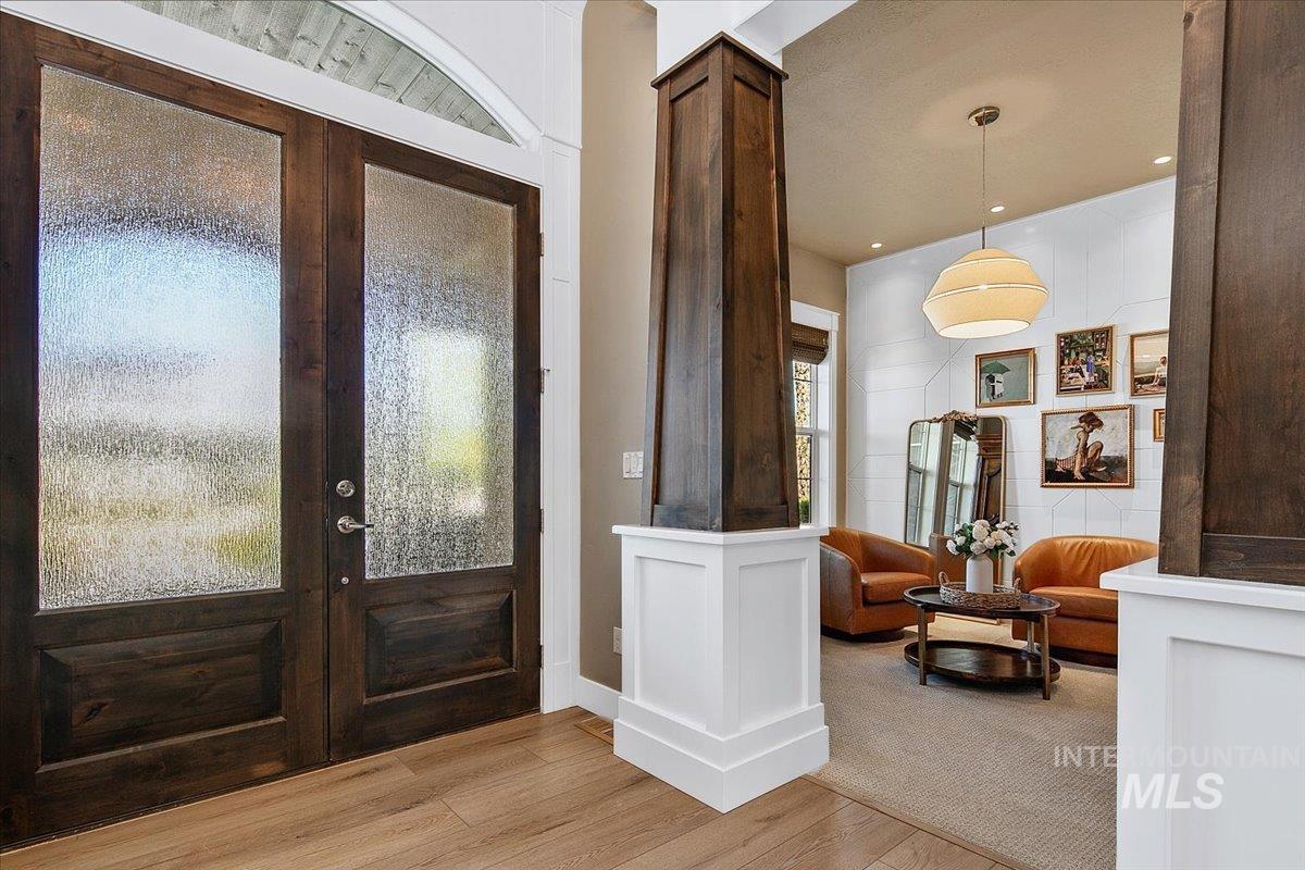 1923 E Golden Oak Ct