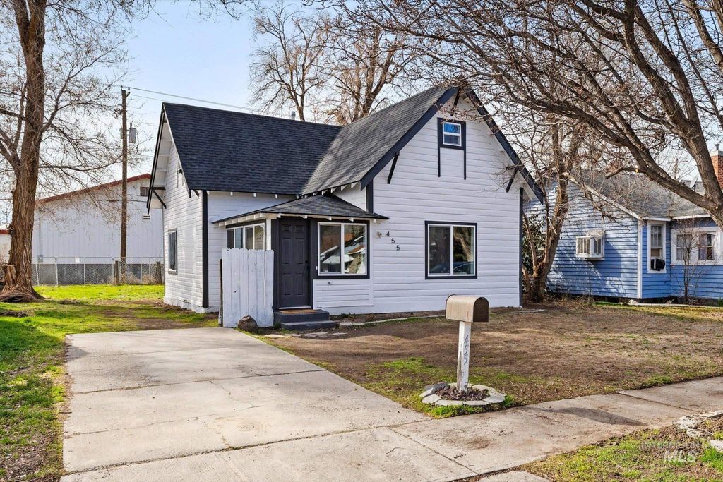 Photo of 455 S 2nd E, Mountain Home, ID 83647 (MLS # 98976533)