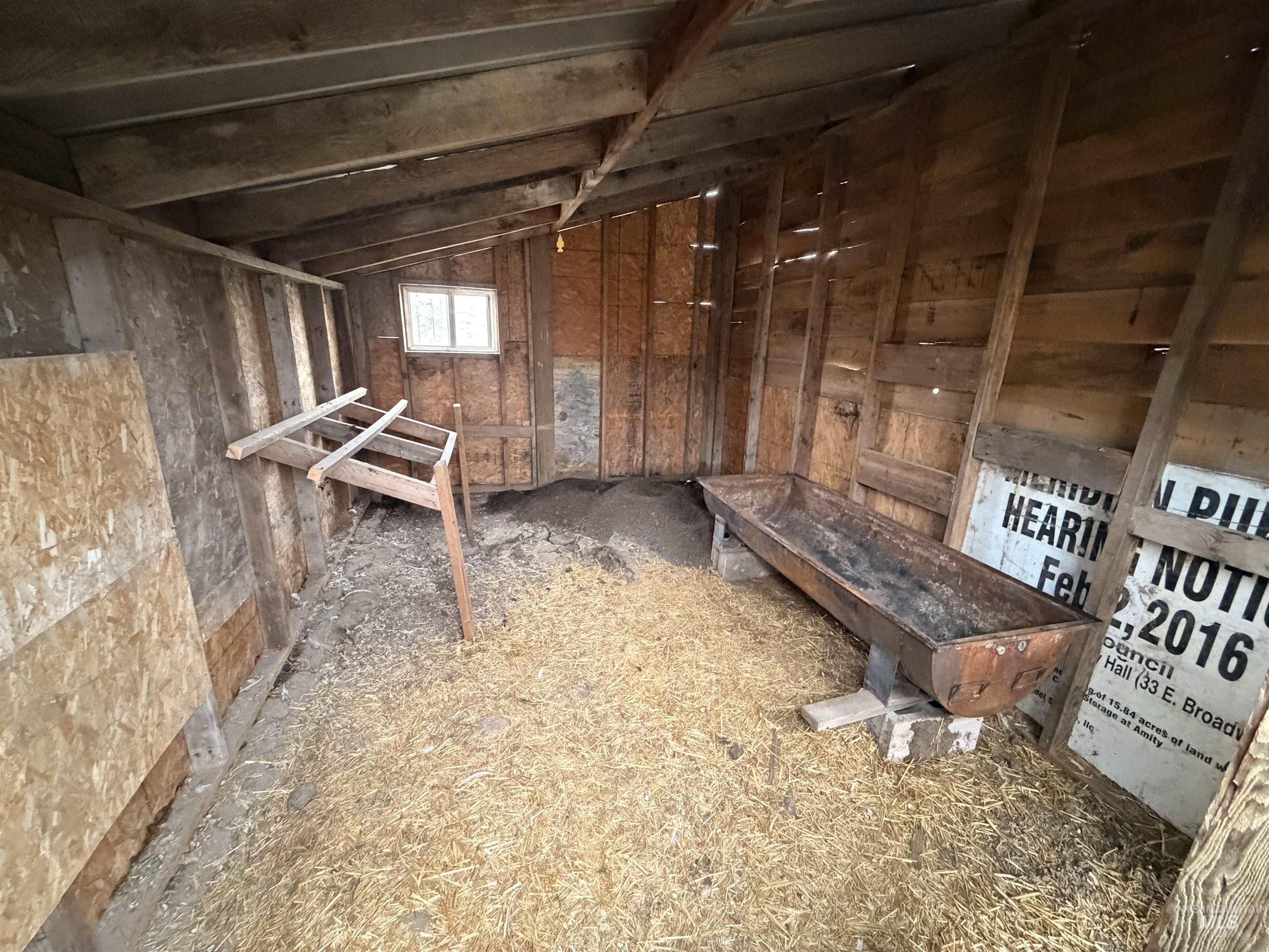 Miscellaneous room with vaulted ceiling