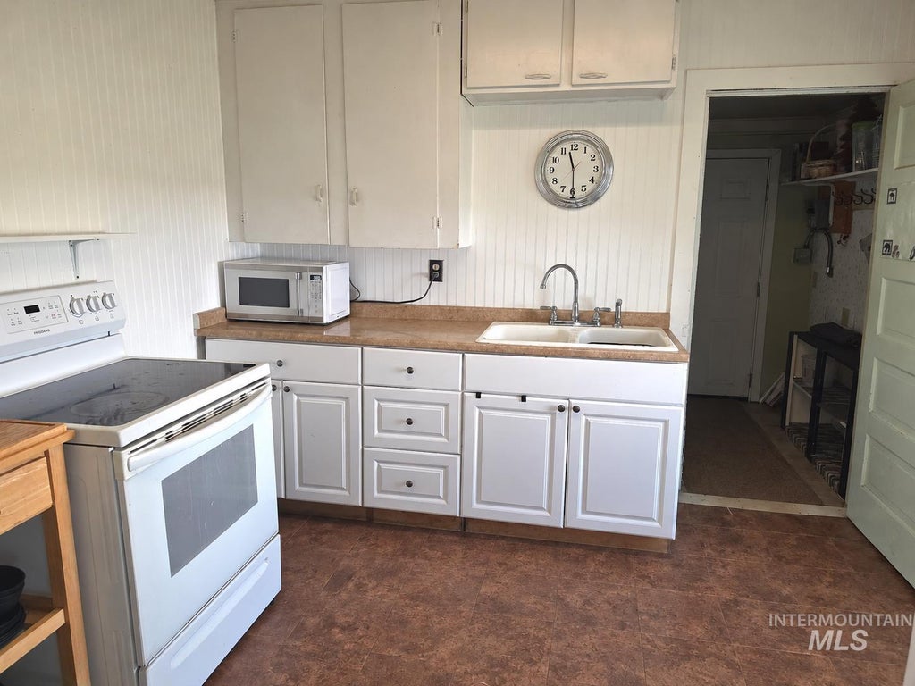 Photo of 102 N 2nd St, Elk River, ID 83827 (MLS # 99000465)