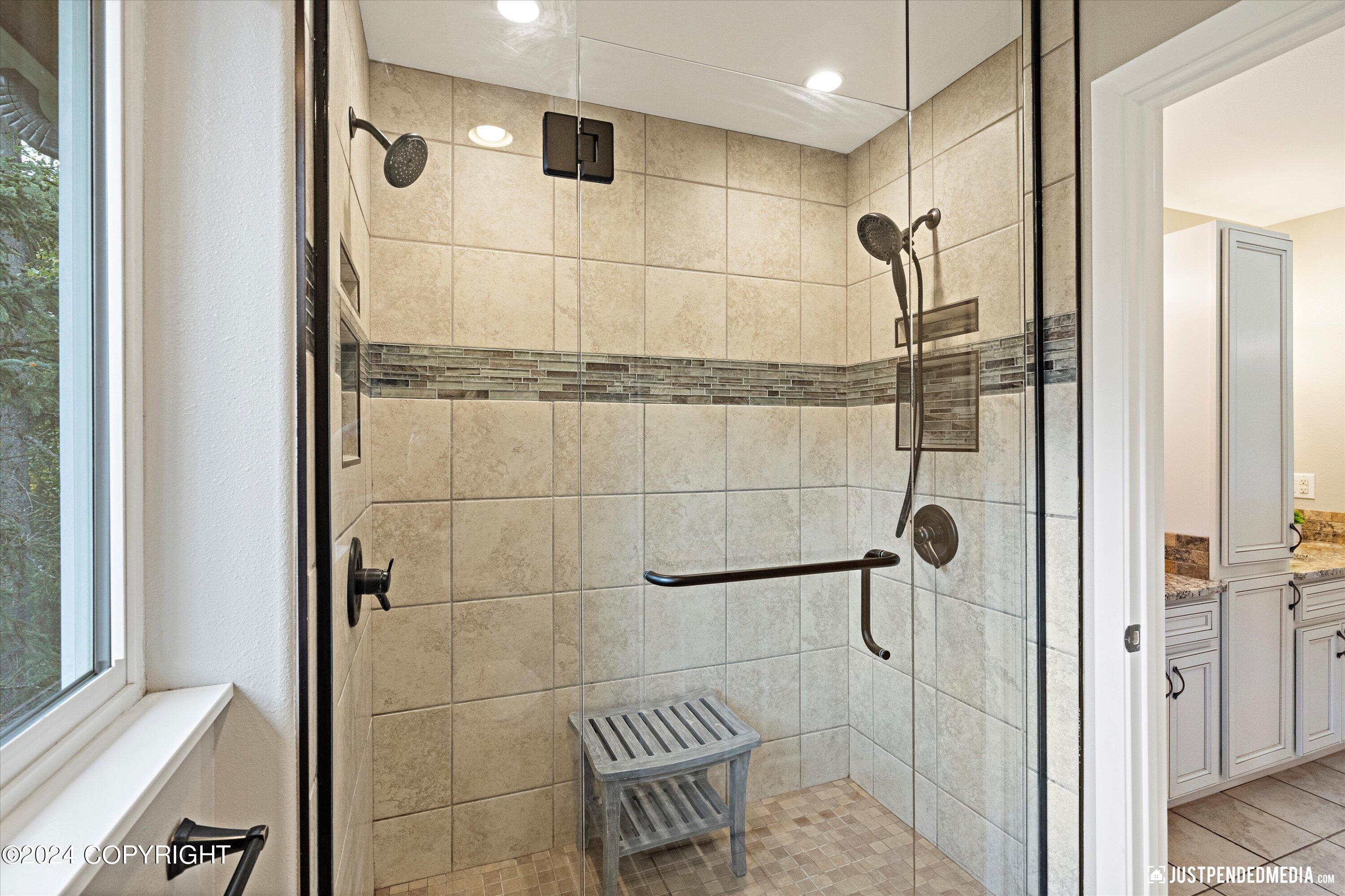 Anchorage, Alaska 99507, United States, 3 Bedrooms Bedrooms, ,2 BathroomsBathrooms,Residential,Pending,44364