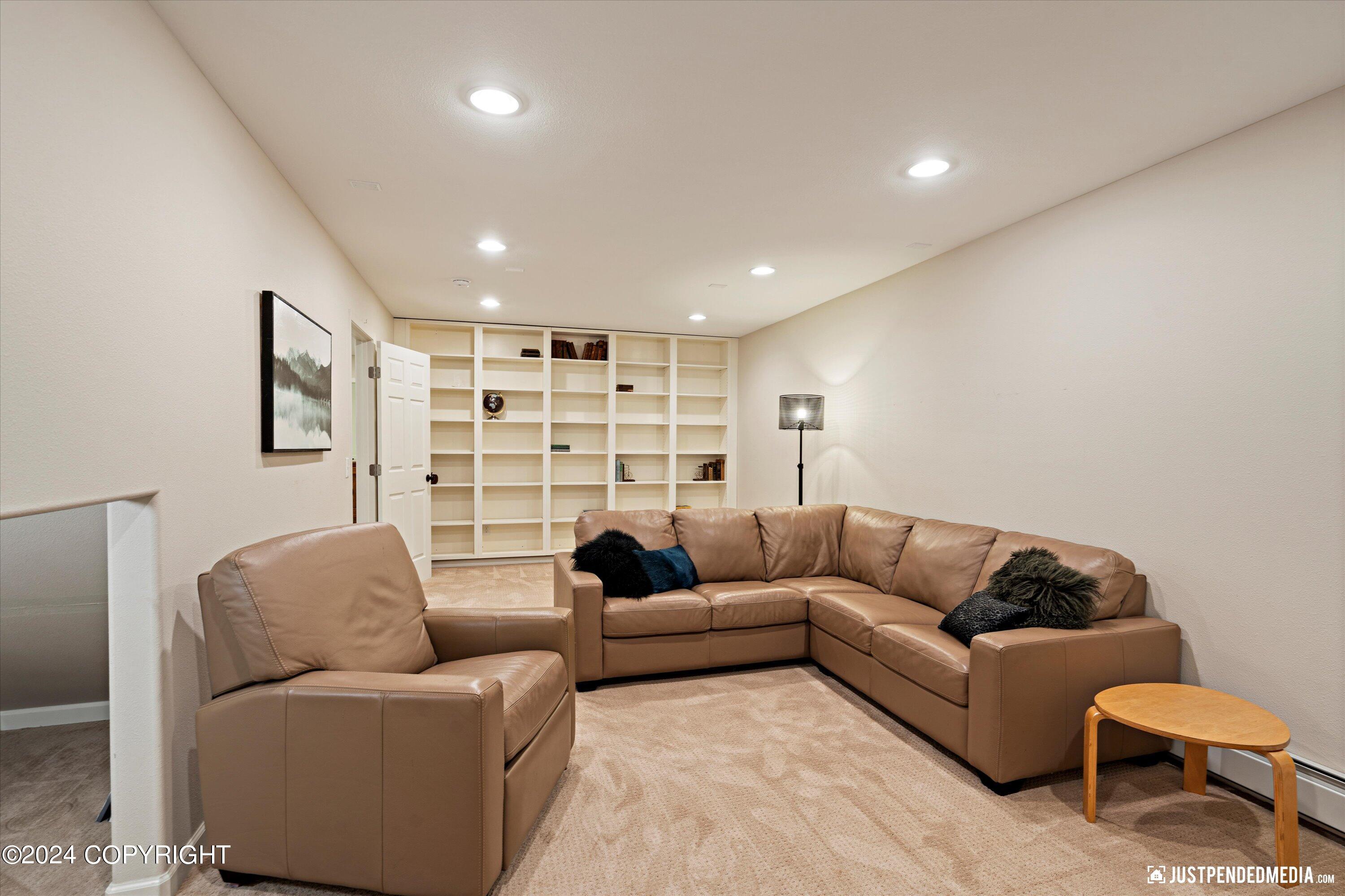 Anchorage, Alaska 99507, United States, 3 Bedrooms Bedrooms, ,2 BathroomsBathrooms,Residential,Pending,44364