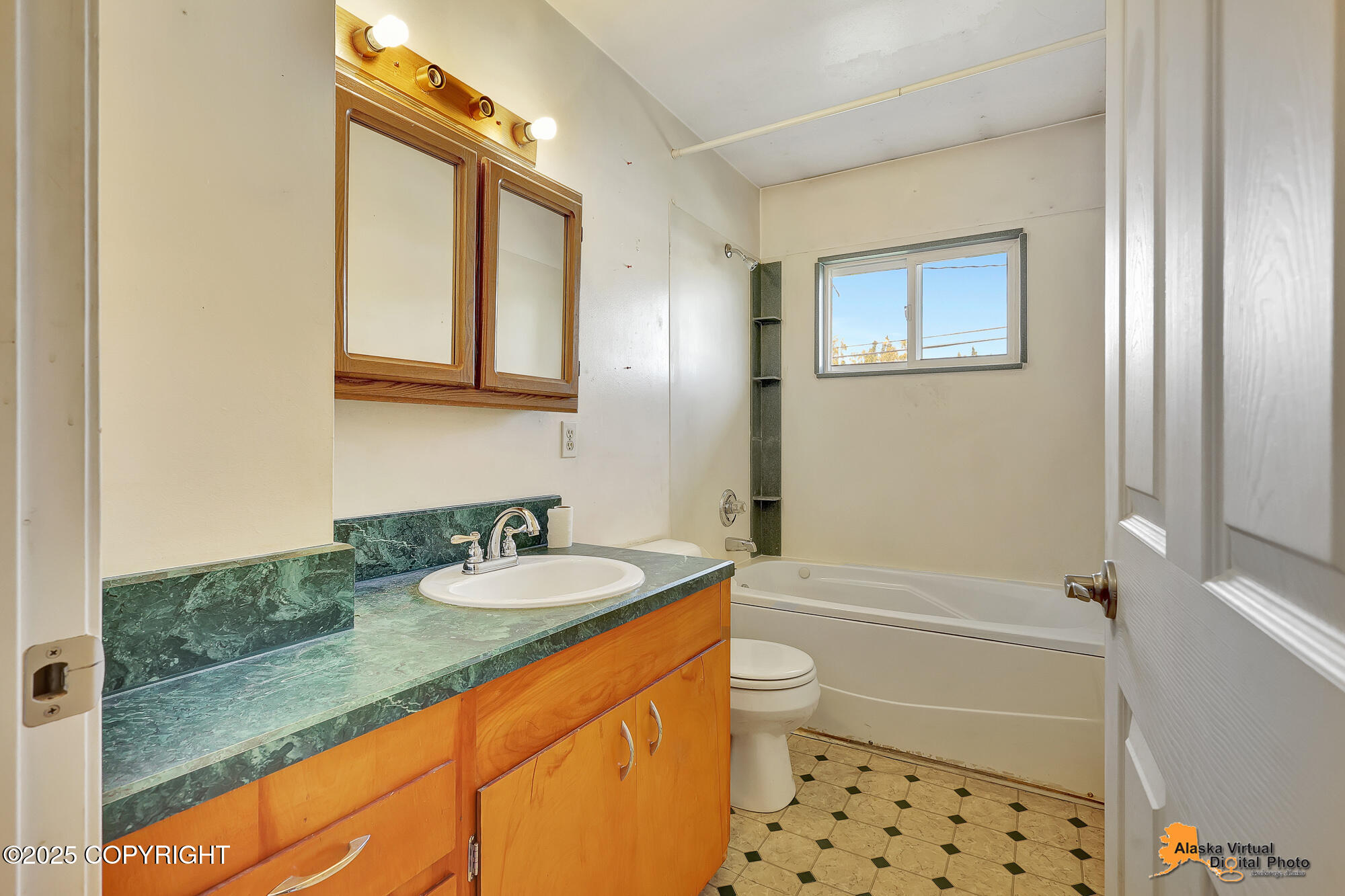 Anchorage, Alaska 99504, United States, 5 Bedrooms Bedrooms, ,3 BathroomsBathrooms,Residential,Pending,190511