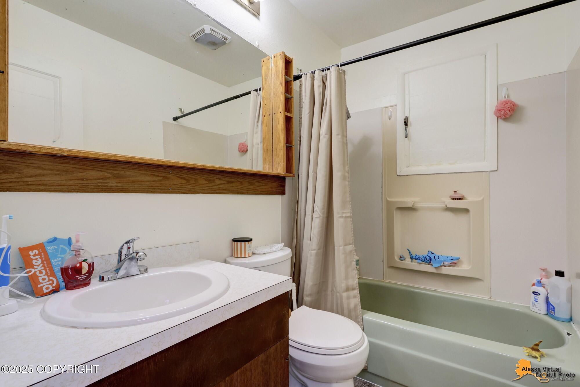 Anchorage, Alaska 99508, United States, 4 Bedrooms Bedrooms, ,2 BathroomsBathrooms,Residential,Pending,234264