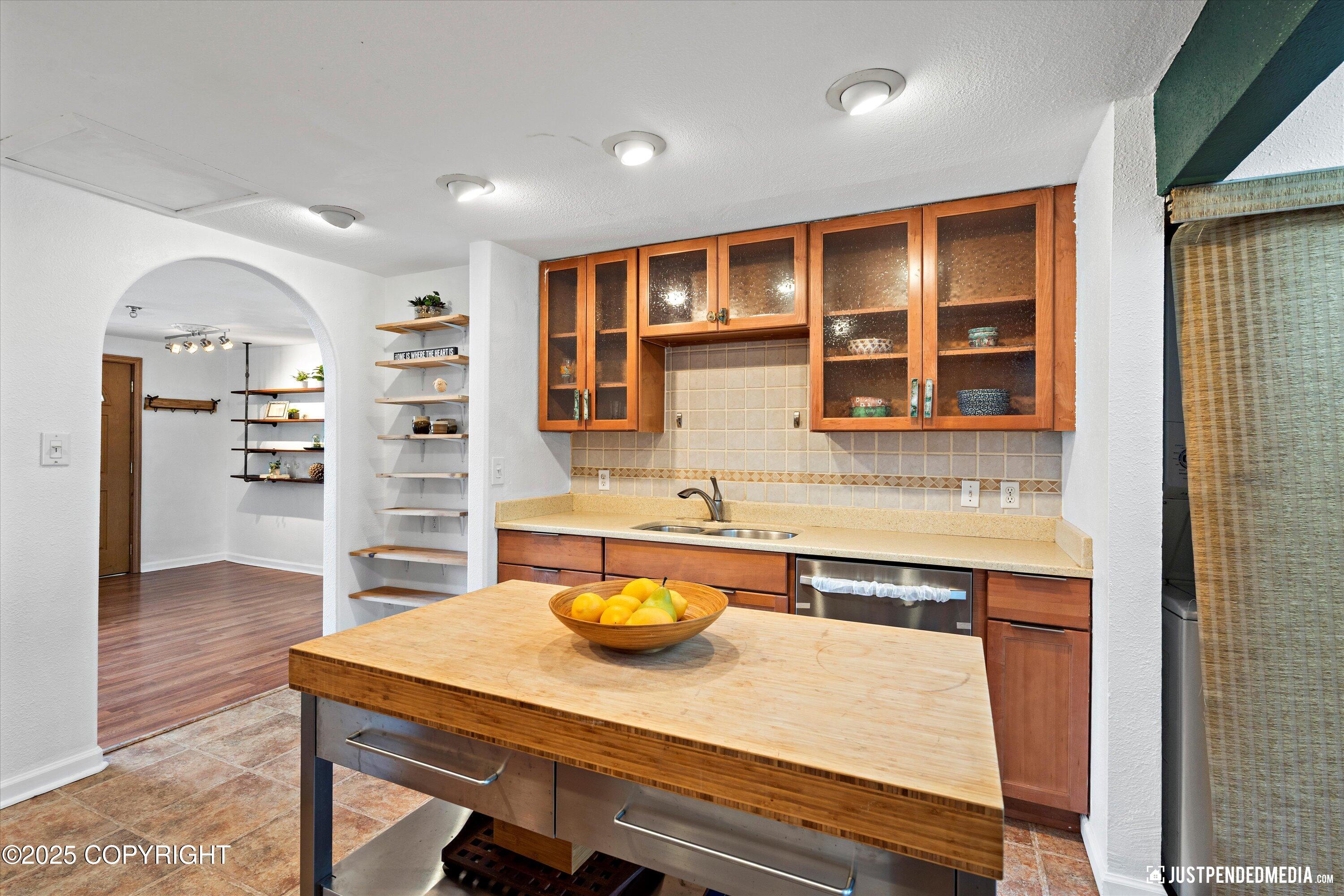 Anchorage, Alaska 99504, United States, 3 Bedrooms Bedrooms, ,1 BathroomBathrooms,Residential,Pending,160222