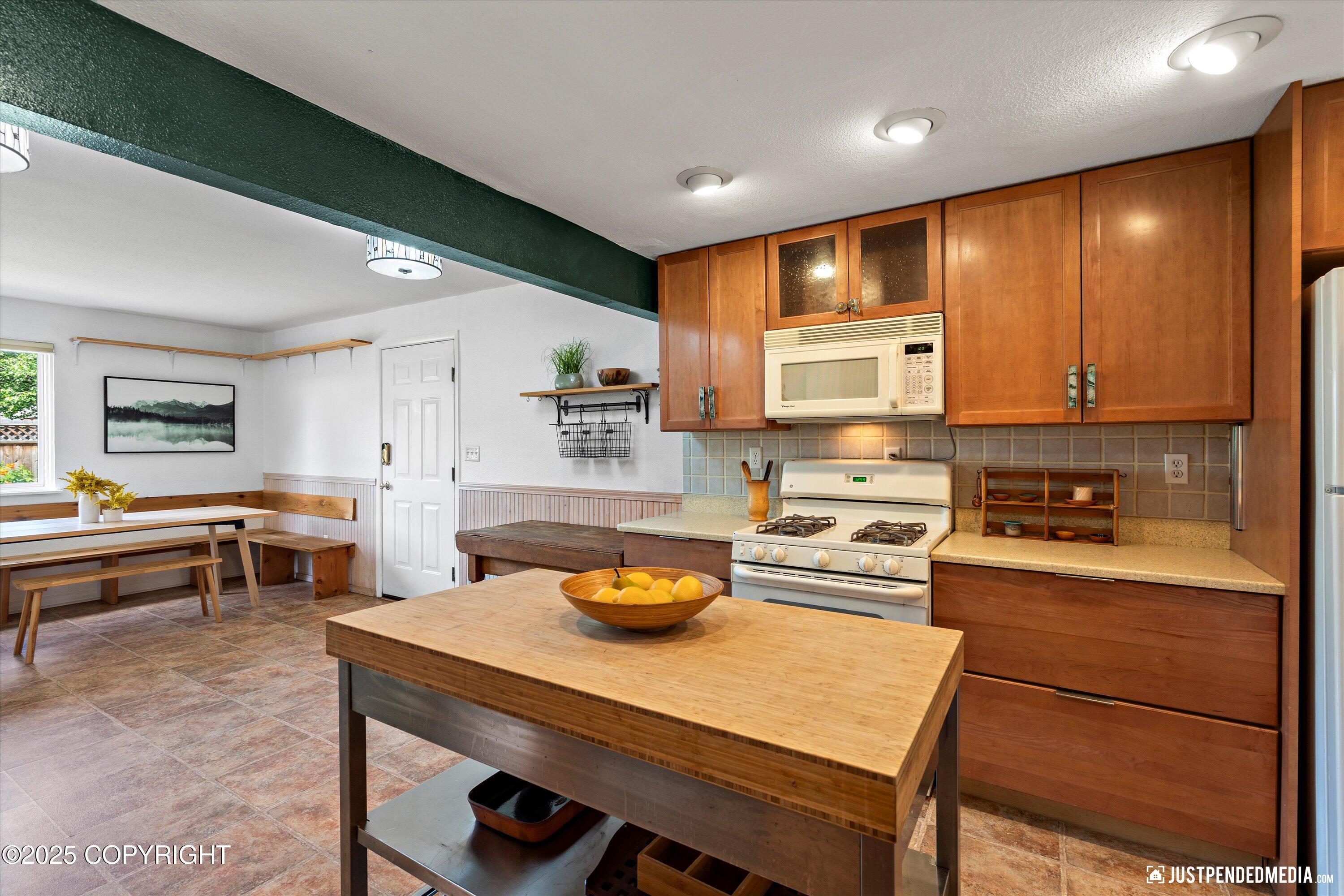 Anchorage, Alaska 99504, United States, 3 Bedrooms Bedrooms, ,1 BathroomBathrooms,Residential,Pending,160222