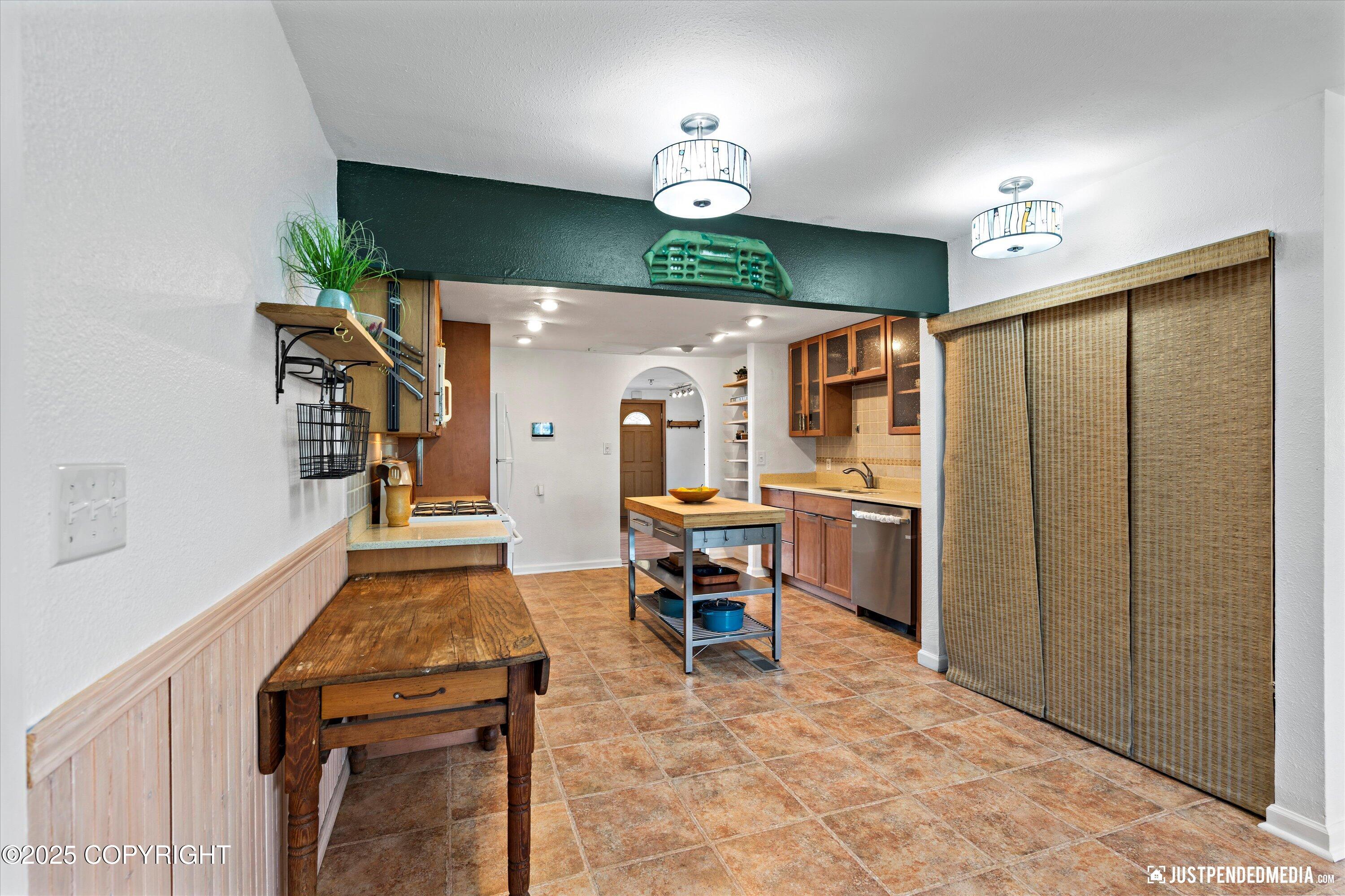 Anchorage, Alaska 99504, United States, 3 Bedrooms Bedrooms, ,1 BathroomBathrooms,Residential,Pending,160222