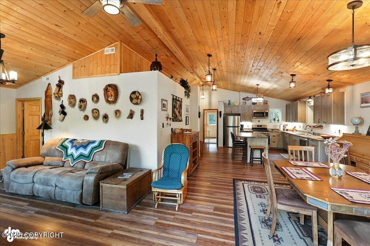 Cooper Landing, Alaska 99572, United States, 2 Bedrooms Bedrooms, ,3 BathroomsBathrooms,Residential,Active,164152