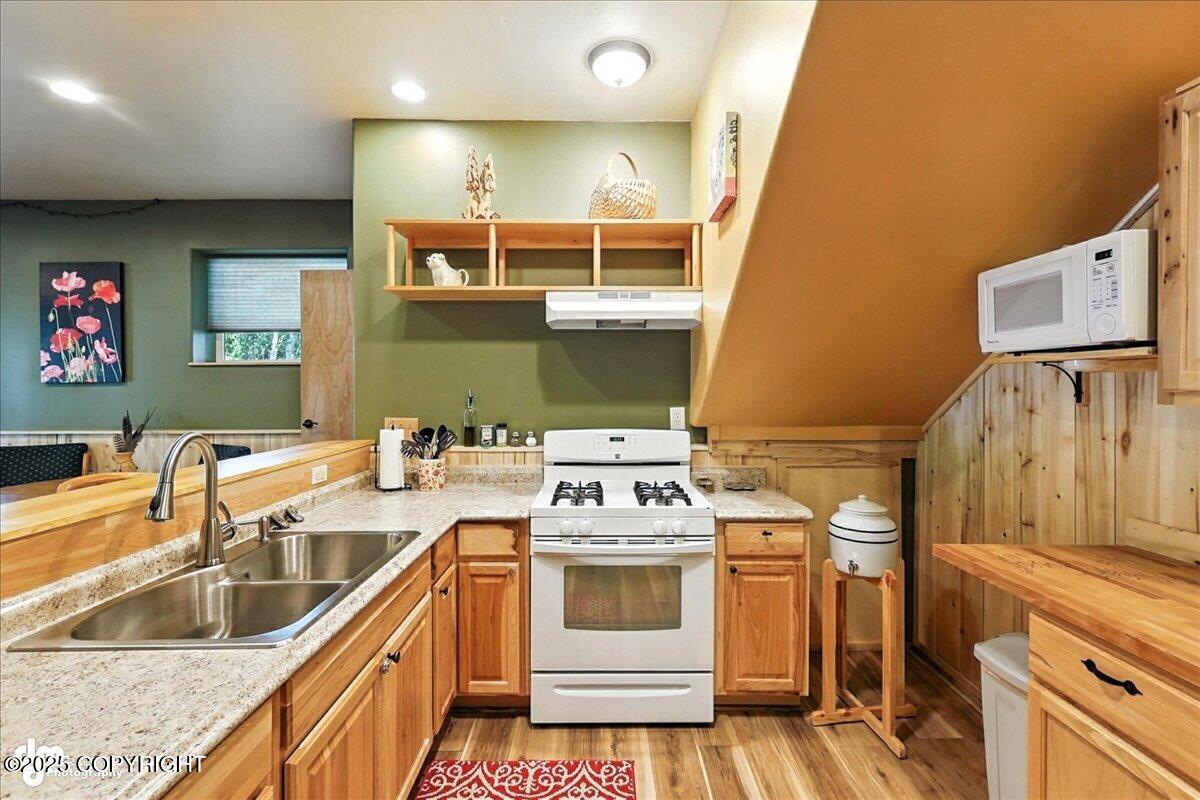 Cooper Landing, Alaska 99572, United States, 2 Bedrooms Bedrooms, ,3 BathroomsBathrooms,Residential,Active,164152