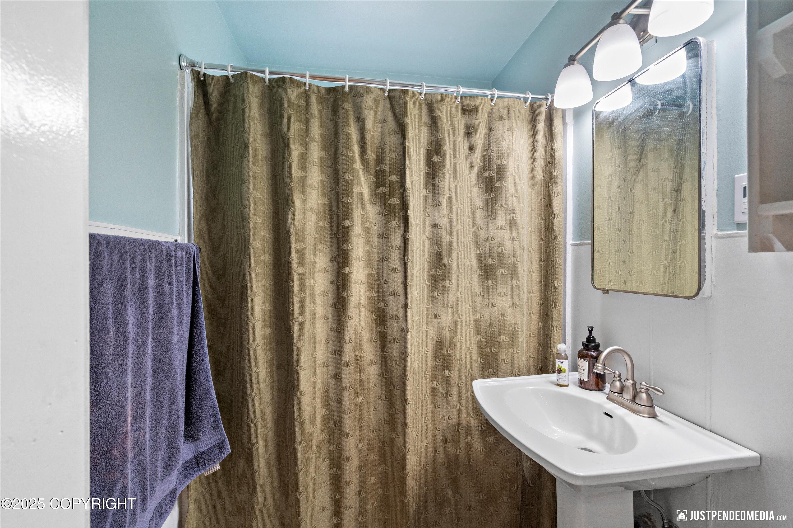 Anchorage, Alaska 99517, United States, 4 Bedrooms Bedrooms, ,2 BathroomsBathrooms,Residential,Active,173195