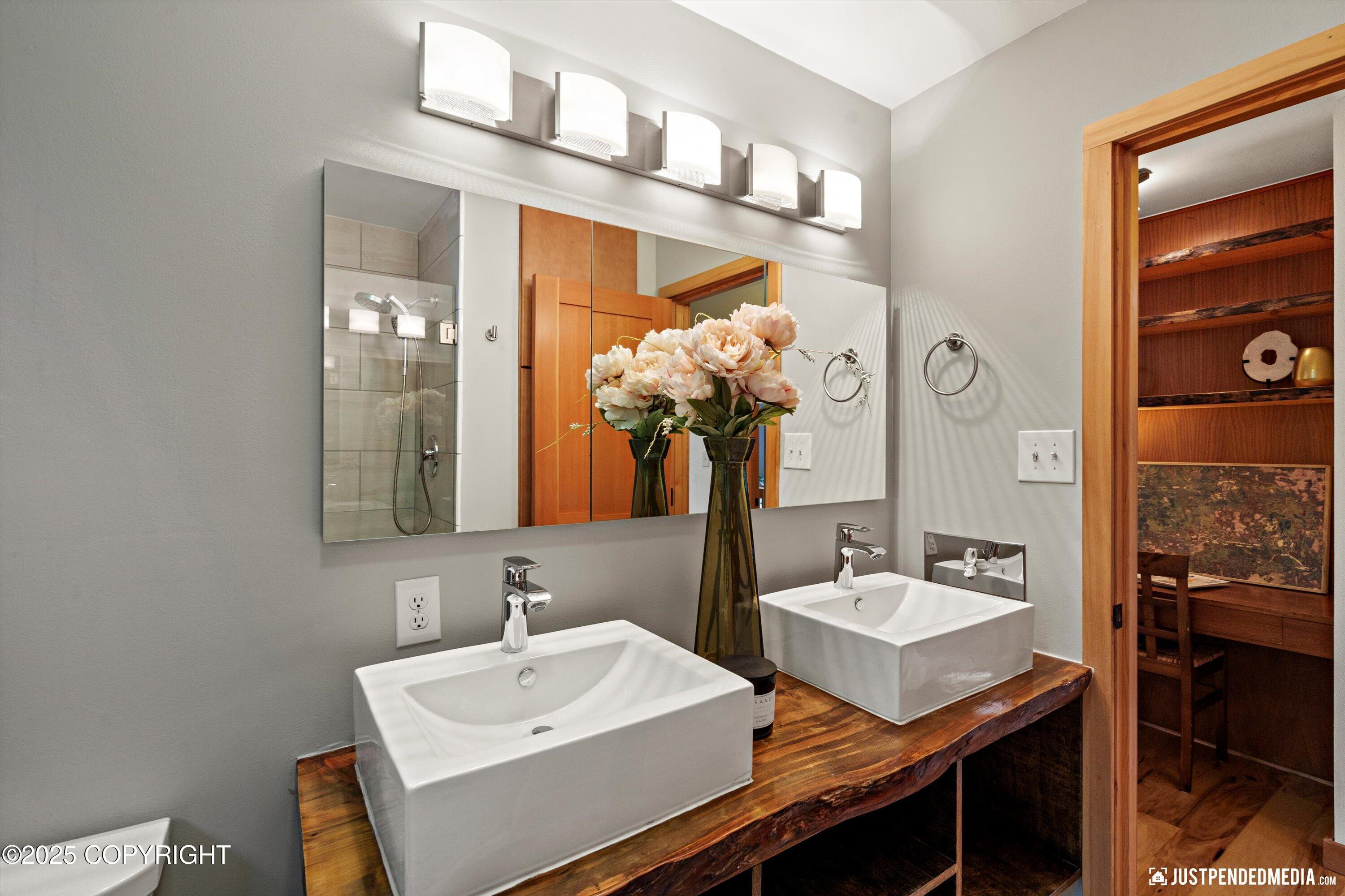 Anchorage, Alaska 99501, United States, 4 Bedrooms Bedrooms, ,2 BathroomsBathrooms,Residential,Pending,196821