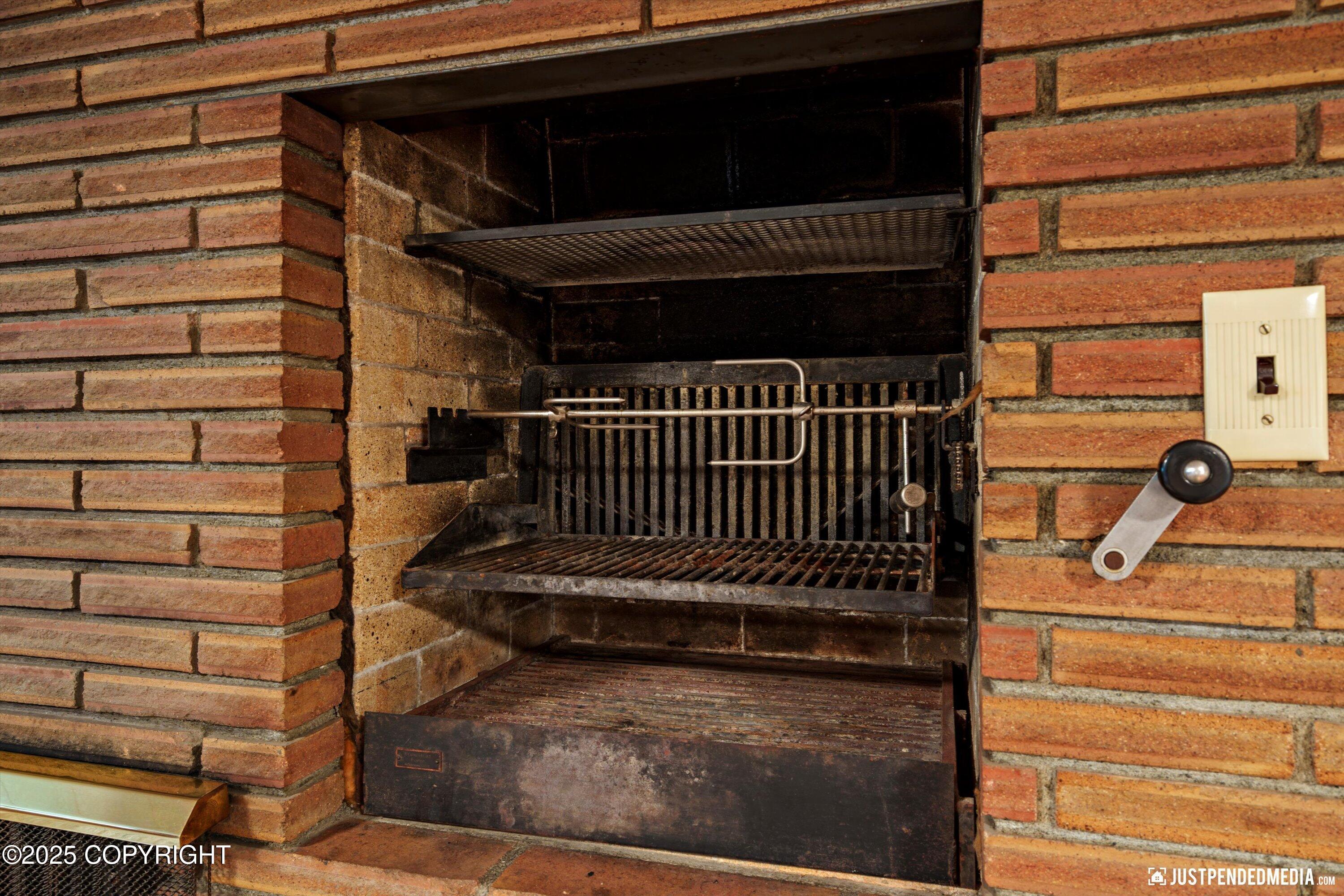 Anchorage, Alaska 99501, United States, 4 Bedrooms Bedrooms, ,2 BathroomsBathrooms,Residential,Pending,196821