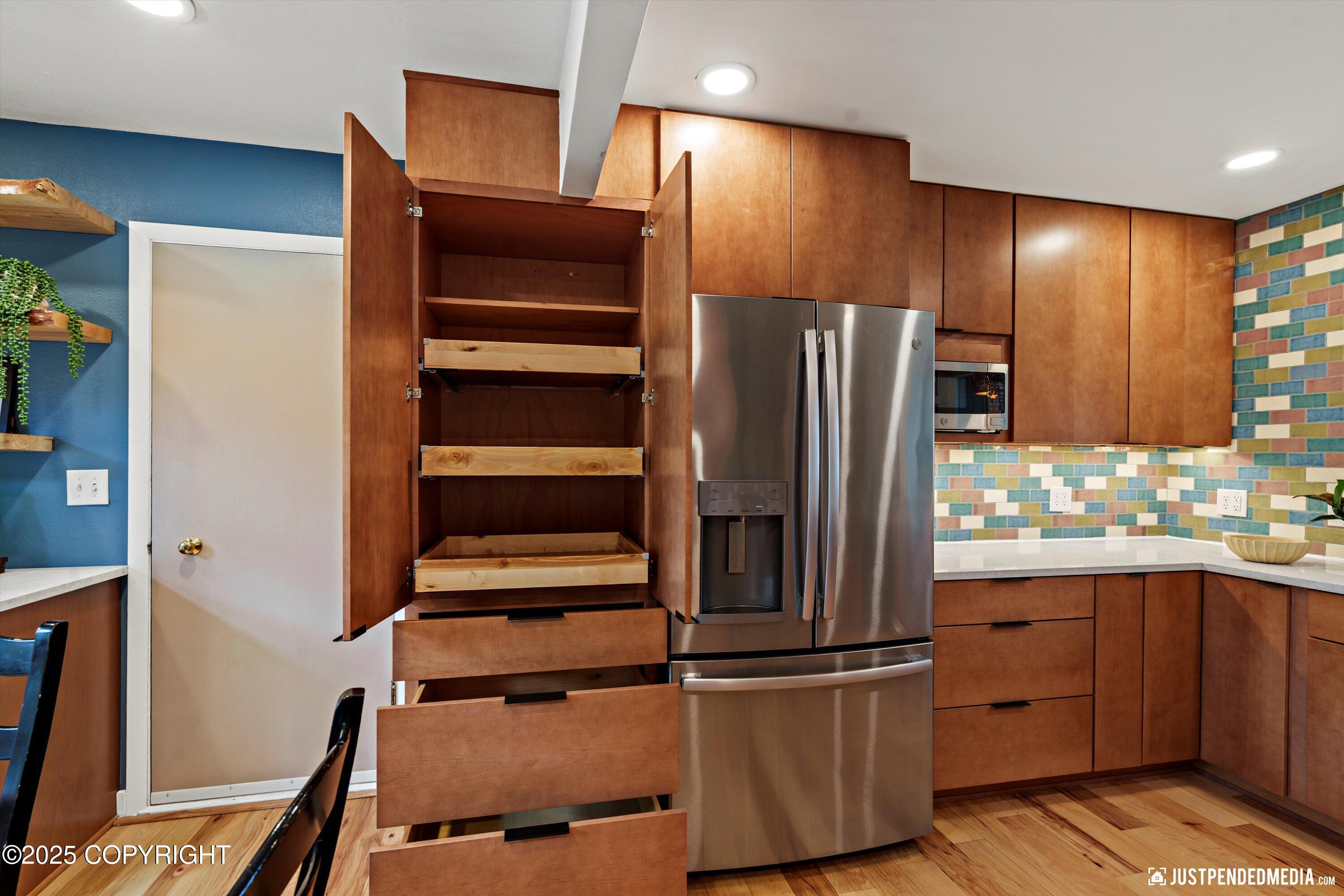 Anchorage, Alaska 99501, United States, 4 Bedrooms Bedrooms, ,2 BathroomsBathrooms,Residential,Pending,196821