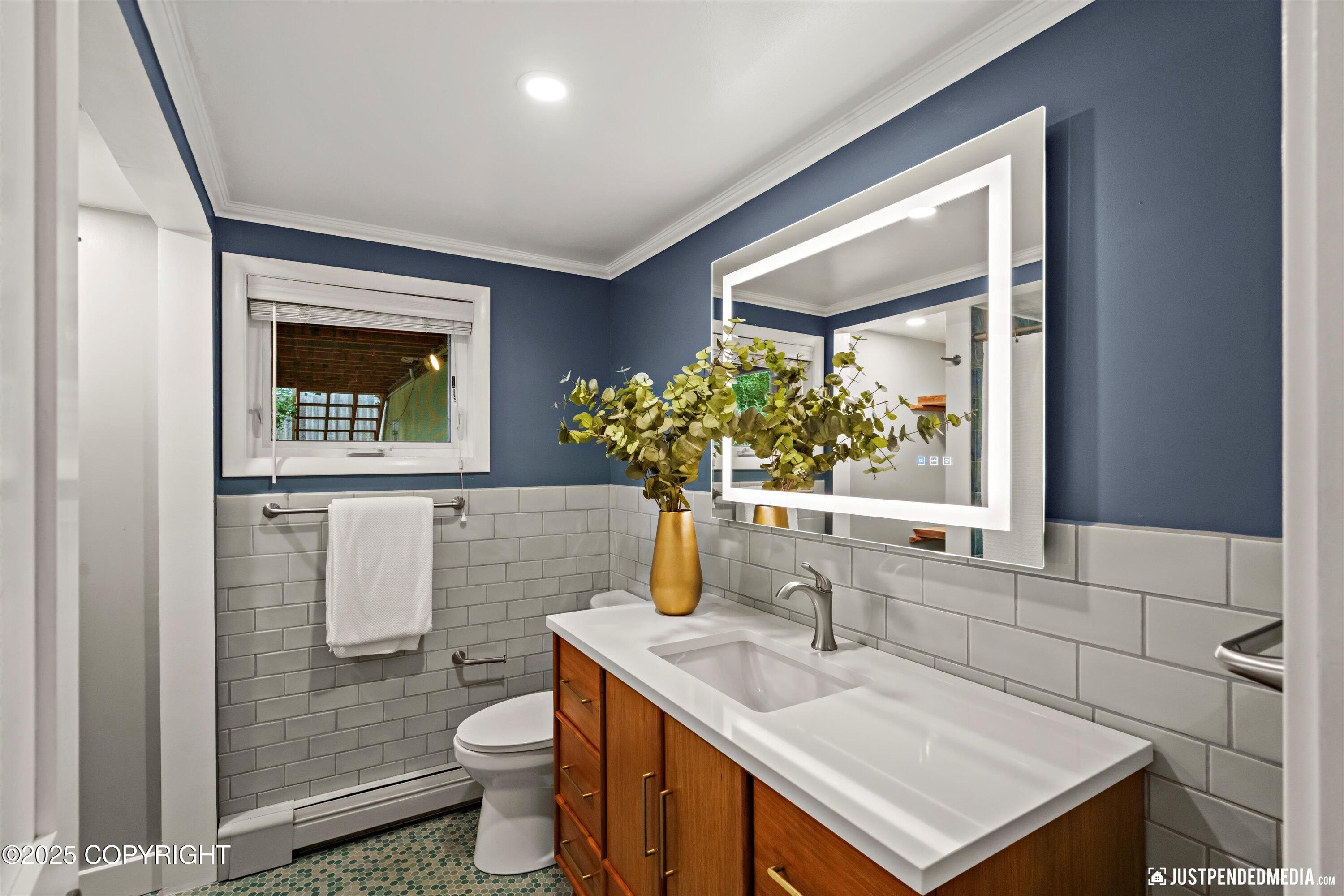 Anchorage, Alaska 99501, United States, 4 Bedrooms Bedrooms, ,2 BathroomsBathrooms,Residential,Pending,196821