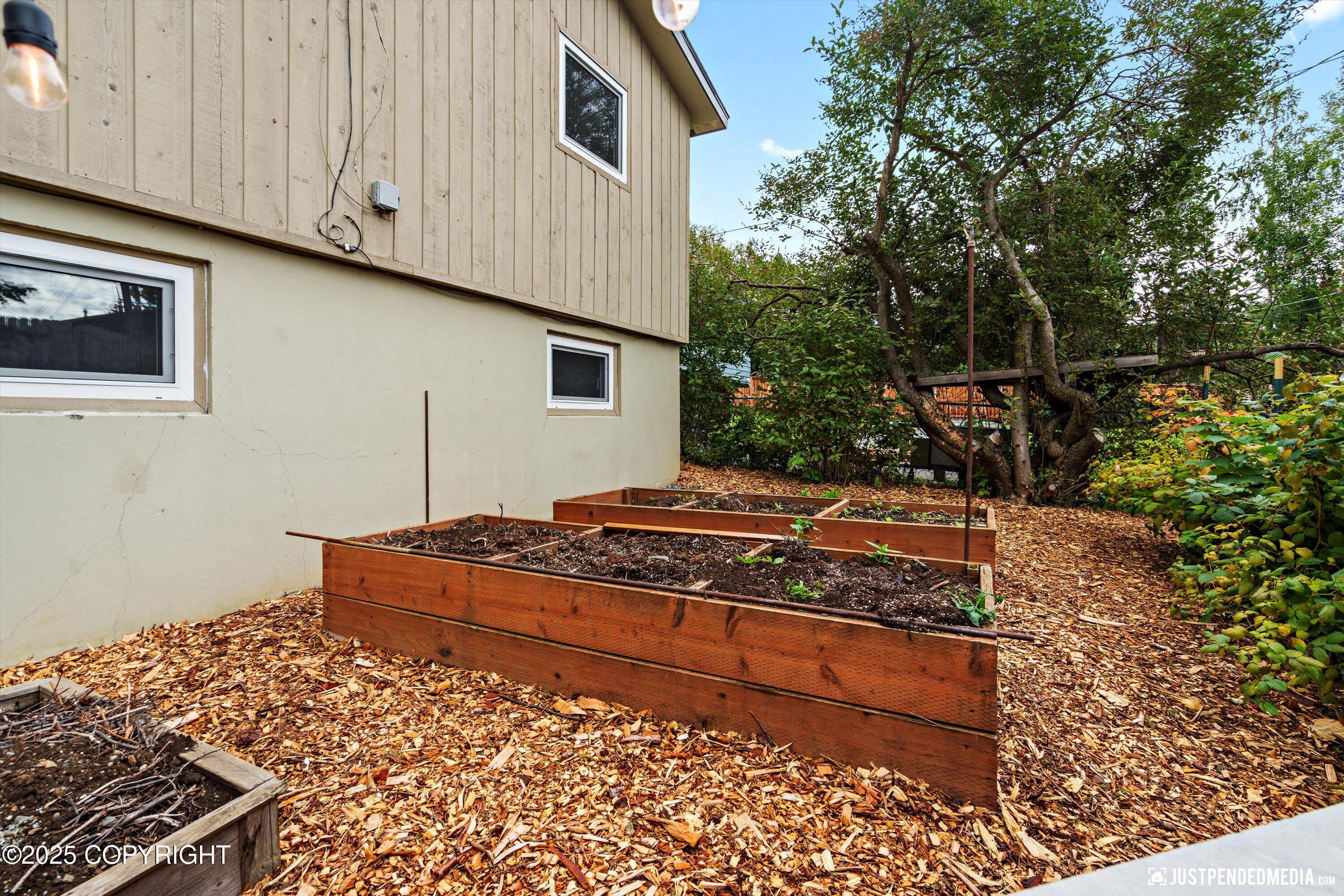 Anchorage, Alaska 99501, United States, 4 Bedrooms Bedrooms, ,2 BathroomsBathrooms,Residential,Pending,196821