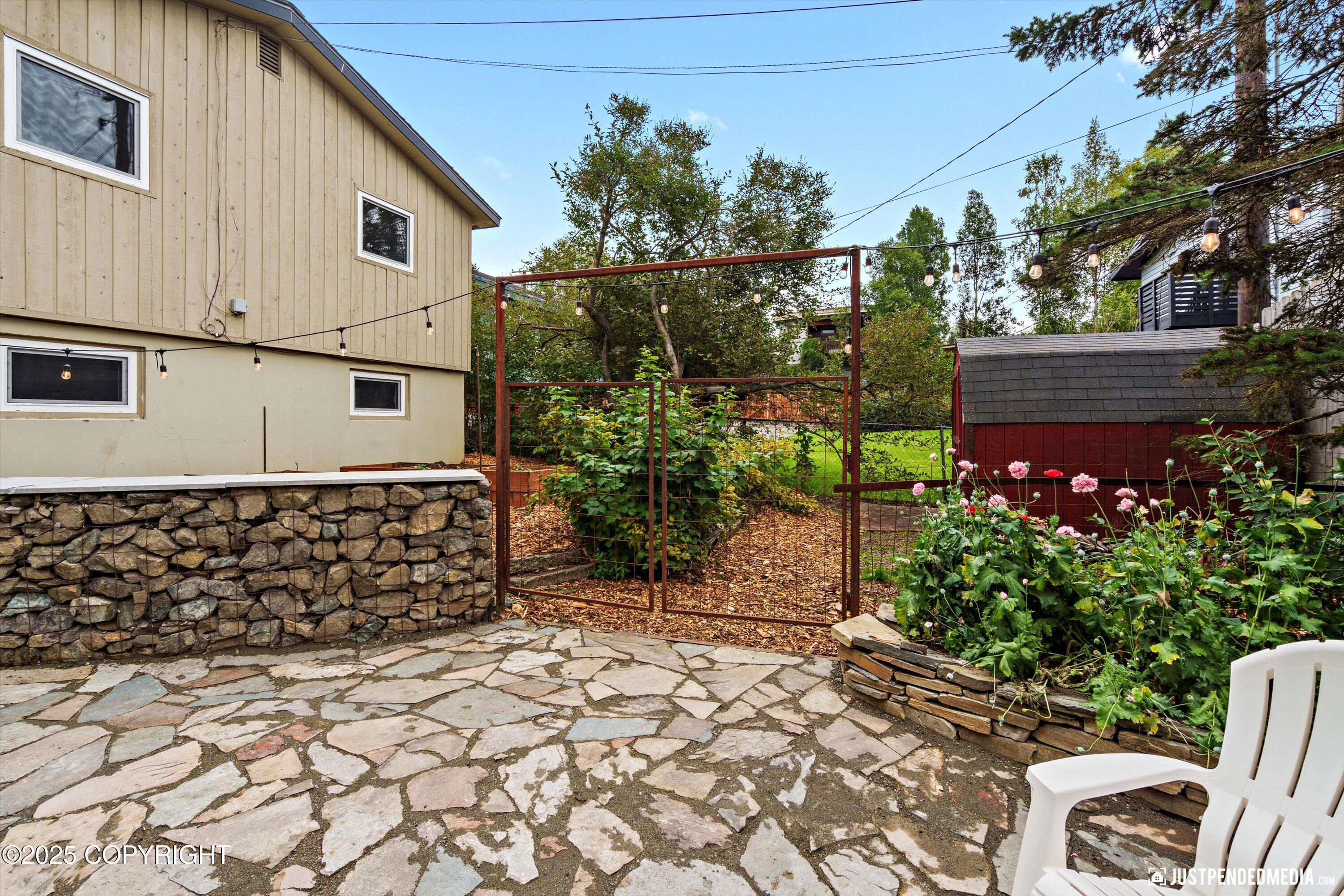 Anchorage, Alaska 99501, United States, 4 Bedrooms Bedrooms, ,2 BathroomsBathrooms,Residential,Pending,196821