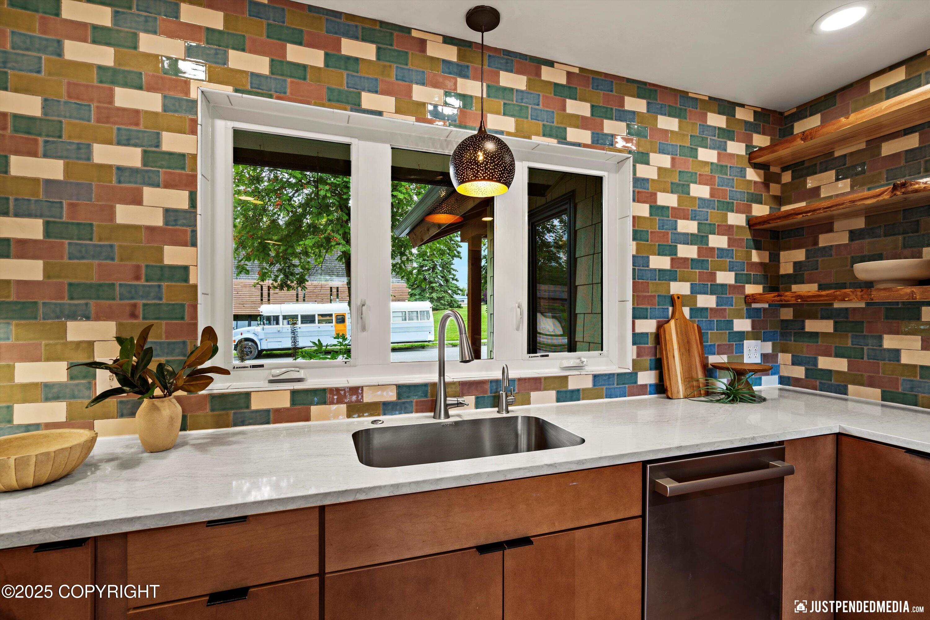 Anchorage, Alaska 99501, United States, 4 Bedrooms Bedrooms, ,2 BathroomsBathrooms,Residential,Pending,196821