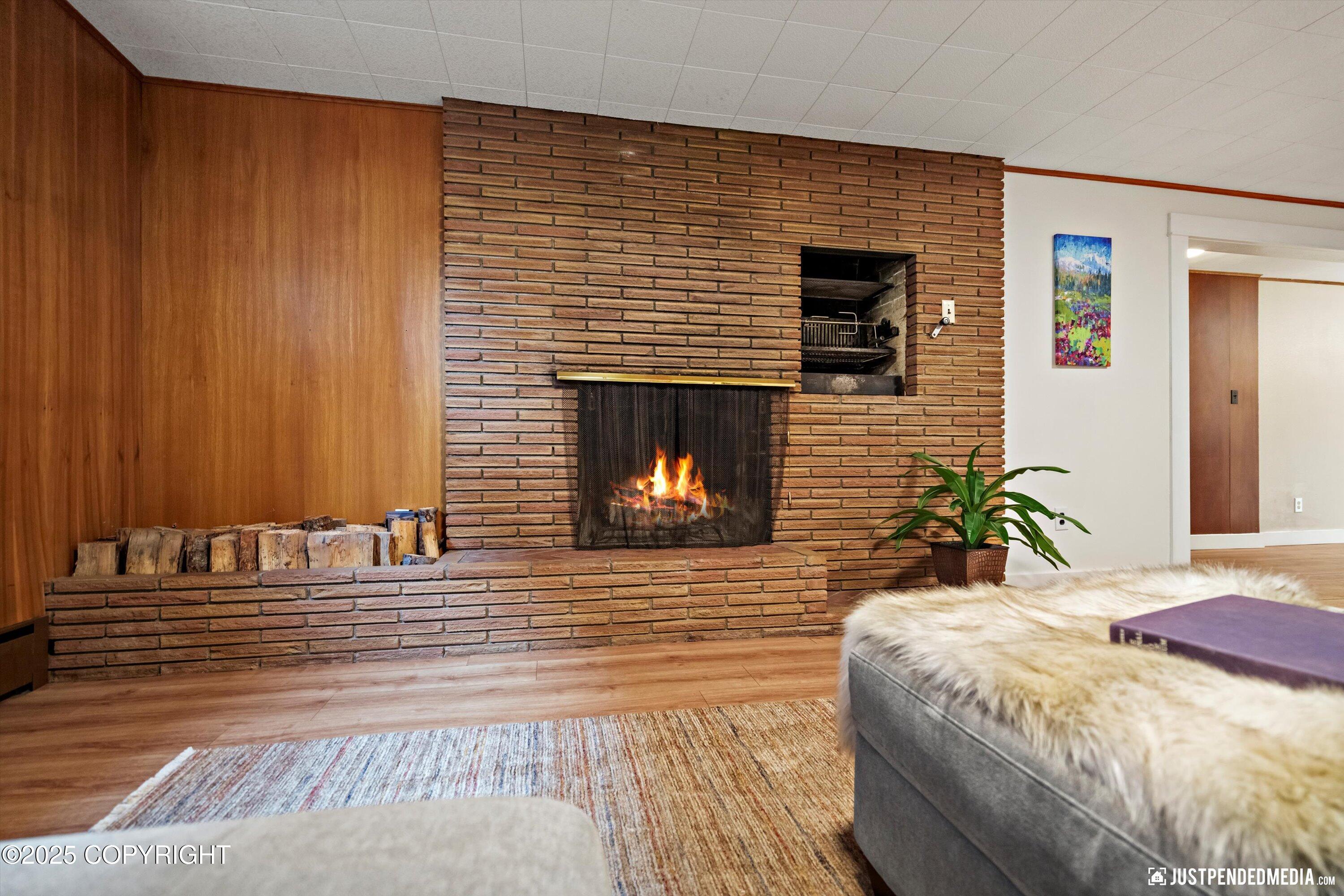 Anchorage, Alaska 99501, United States, 4 Bedrooms Bedrooms, ,2 BathroomsBathrooms,Residential,Pending,196821