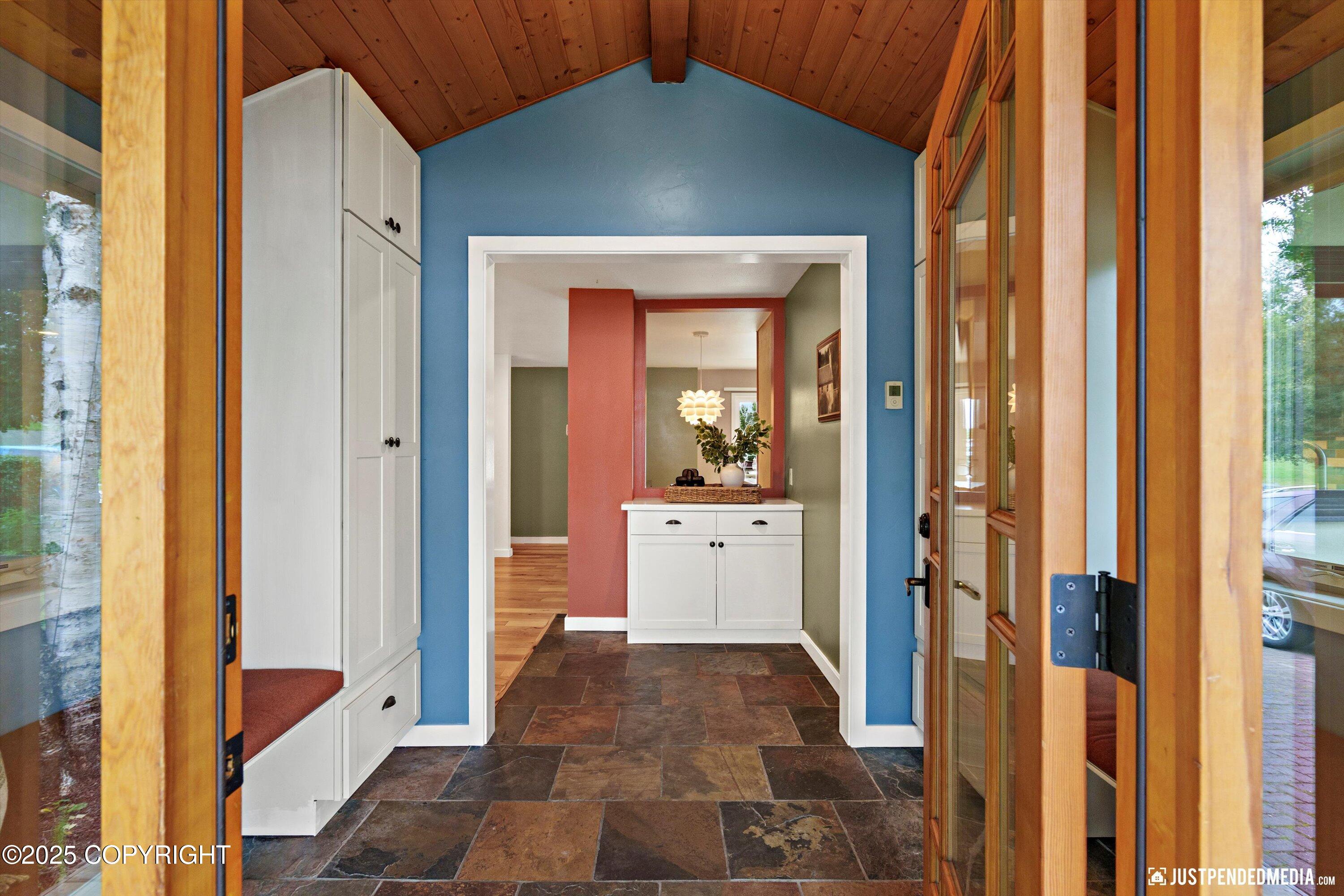 Anchorage, Alaska 99501, United States, 4 Bedrooms Bedrooms, ,2 BathroomsBathrooms,Residential,Pending,196821