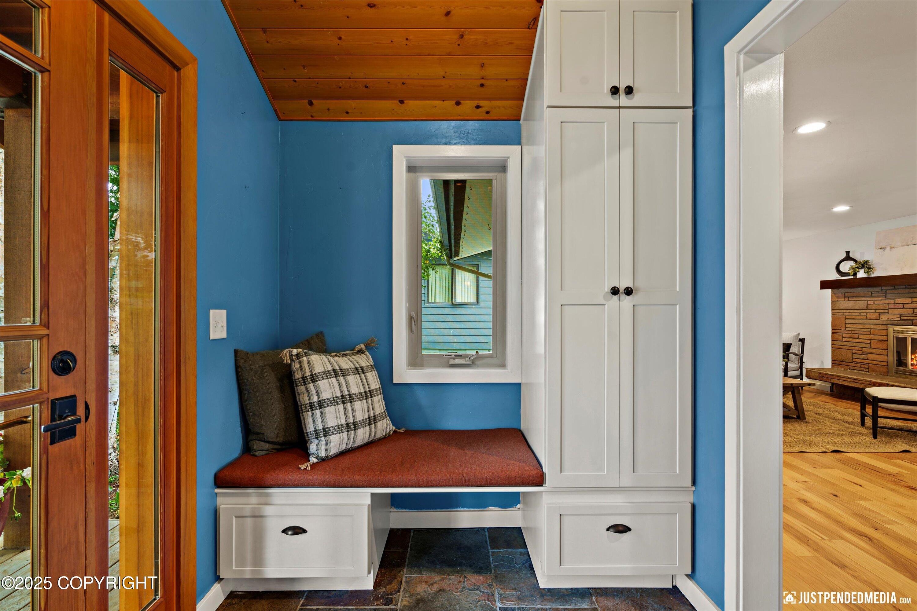 Anchorage, Alaska 99501, United States, 4 Bedrooms Bedrooms, ,2 BathroomsBathrooms,Residential,Pending,196821