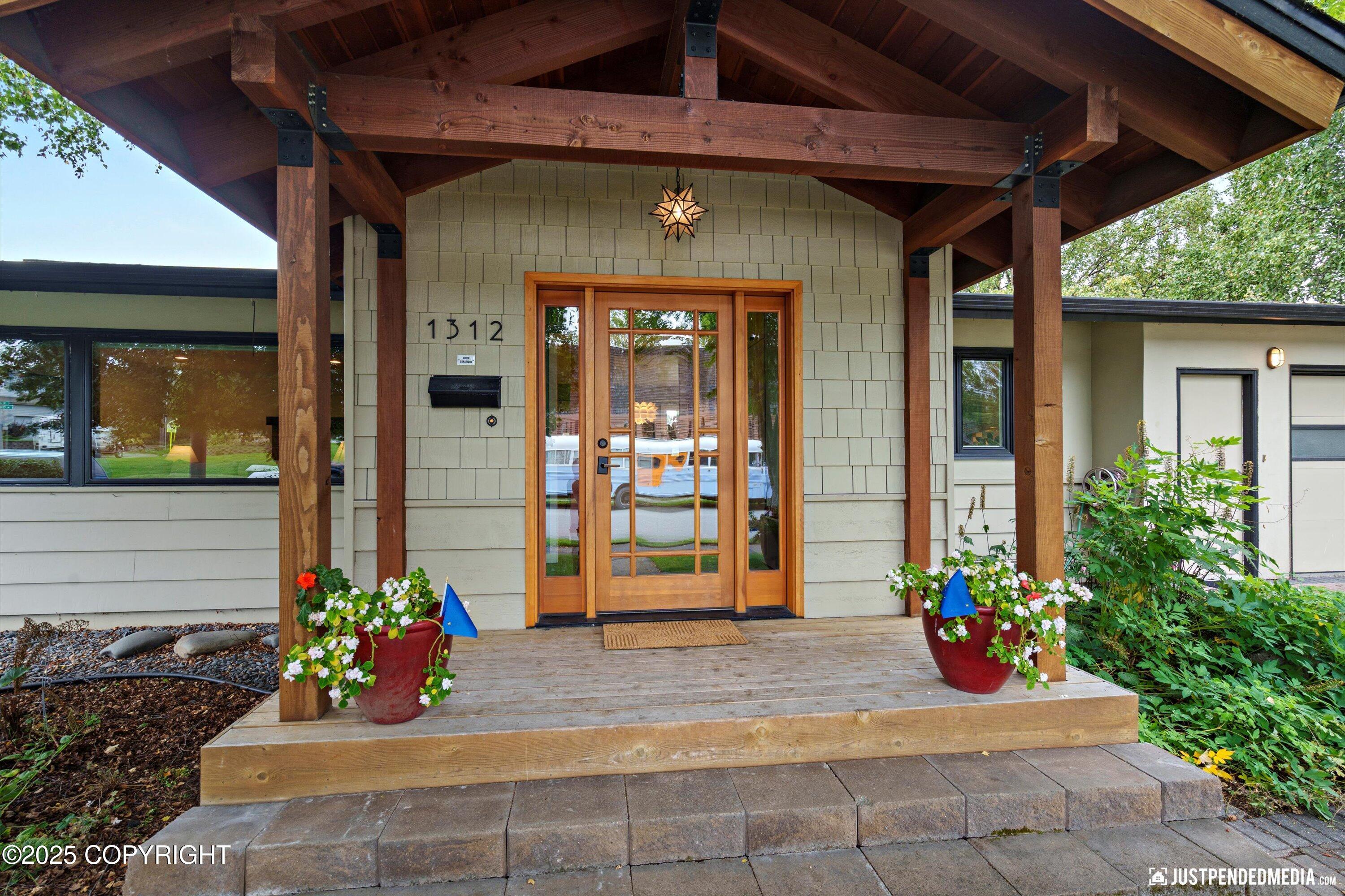 Anchorage, Alaska 99501, United States, 4 Bedrooms Bedrooms, ,2 BathroomsBathrooms,Residential,Pending,196821