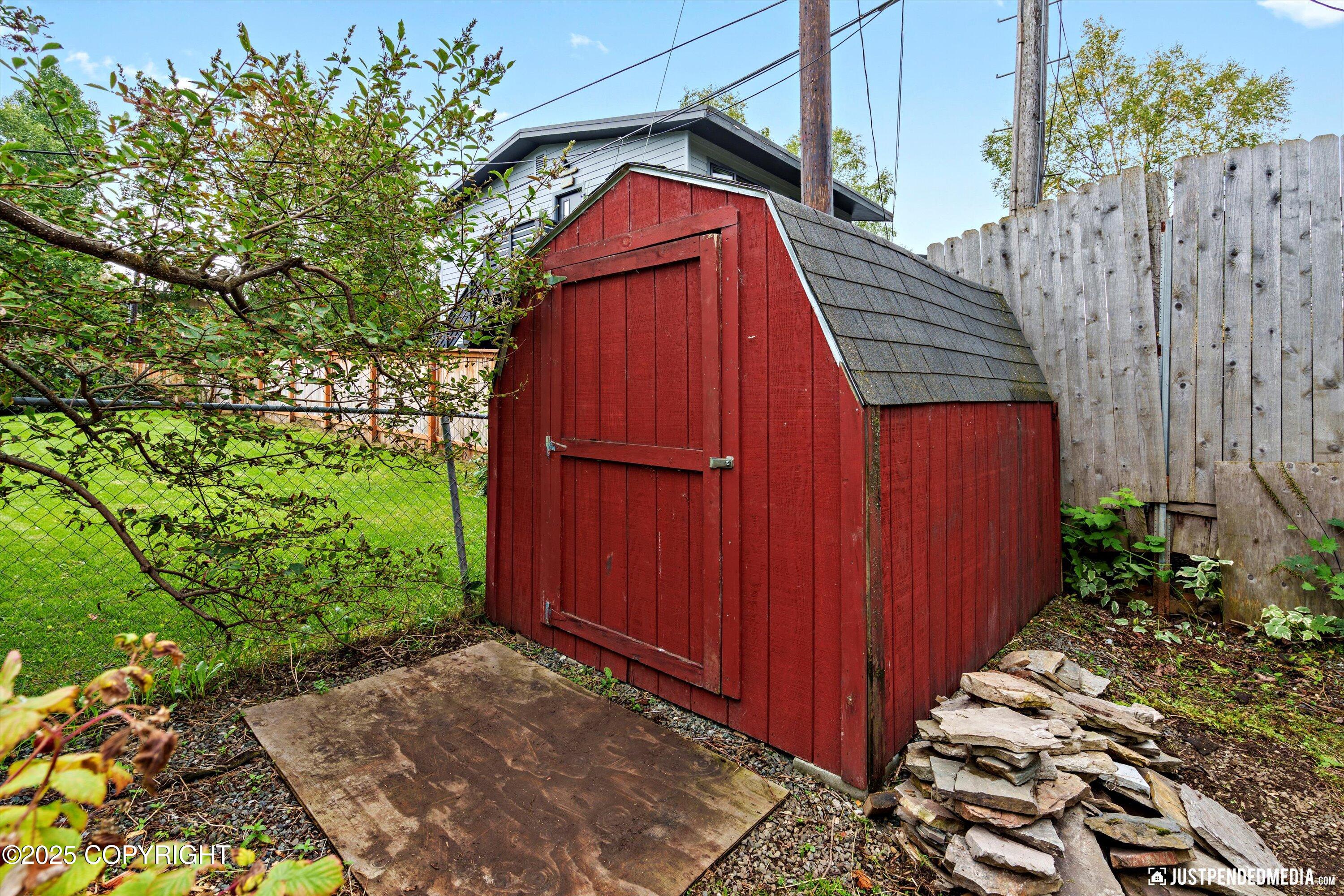 Anchorage, Alaska 99501, United States, 4 Bedrooms Bedrooms, ,2 BathroomsBathrooms,Residential,Pending,196821