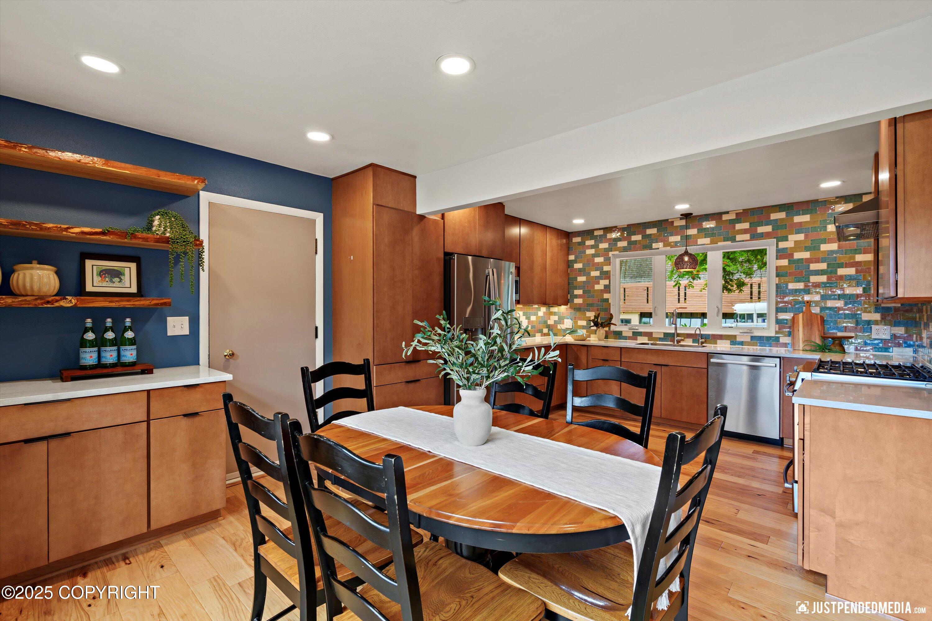 Anchorage, Alaska 99501, United States, 4 Bedrooms Bedrooms, ,2 BathroomsBathrooms,Residential,Pending,196821