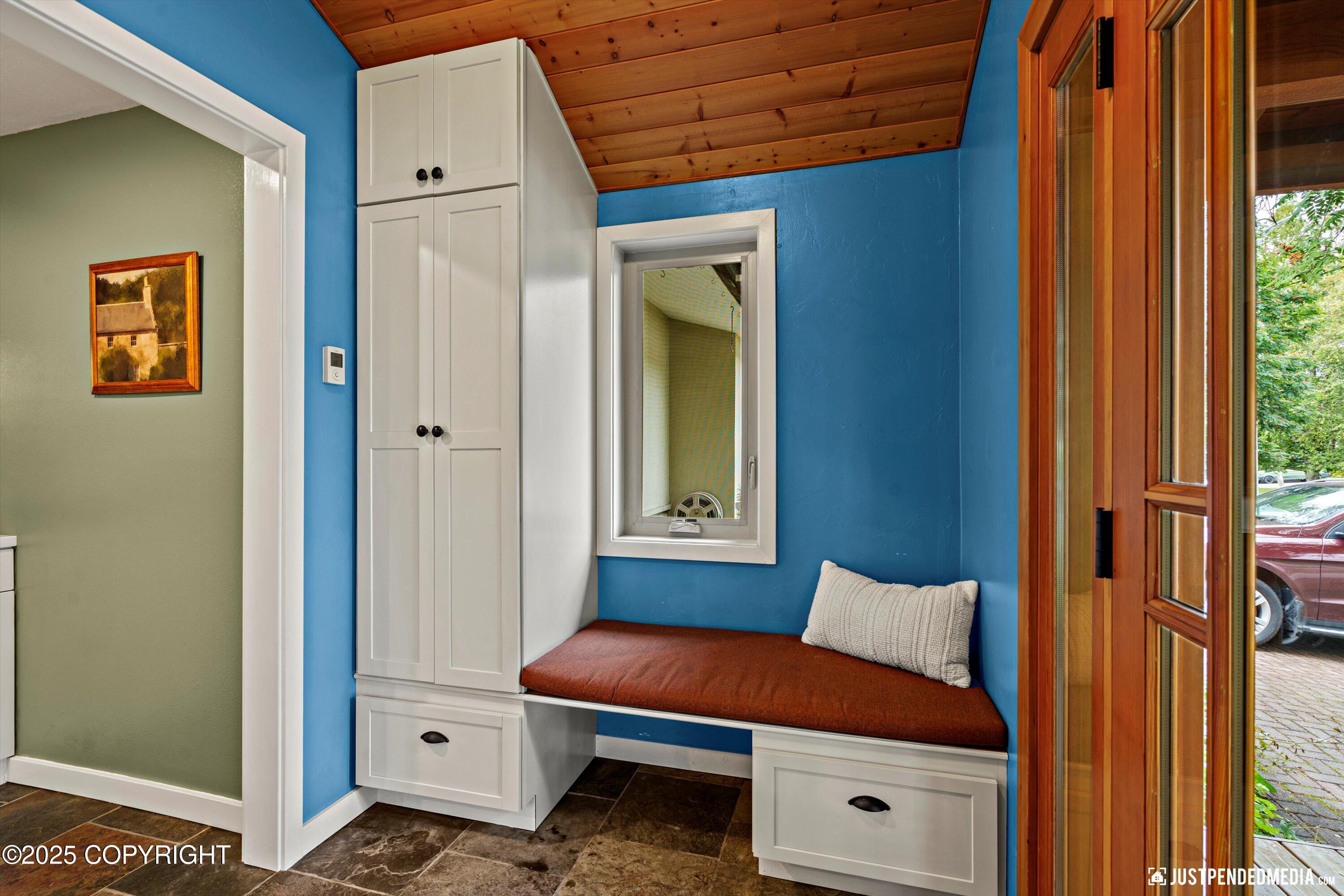 Anchorage, Alaska 99501, United States, 4 Bedrooms Bedrooms, ,2 BathroomsBathrooms,Residential,Pending,196821