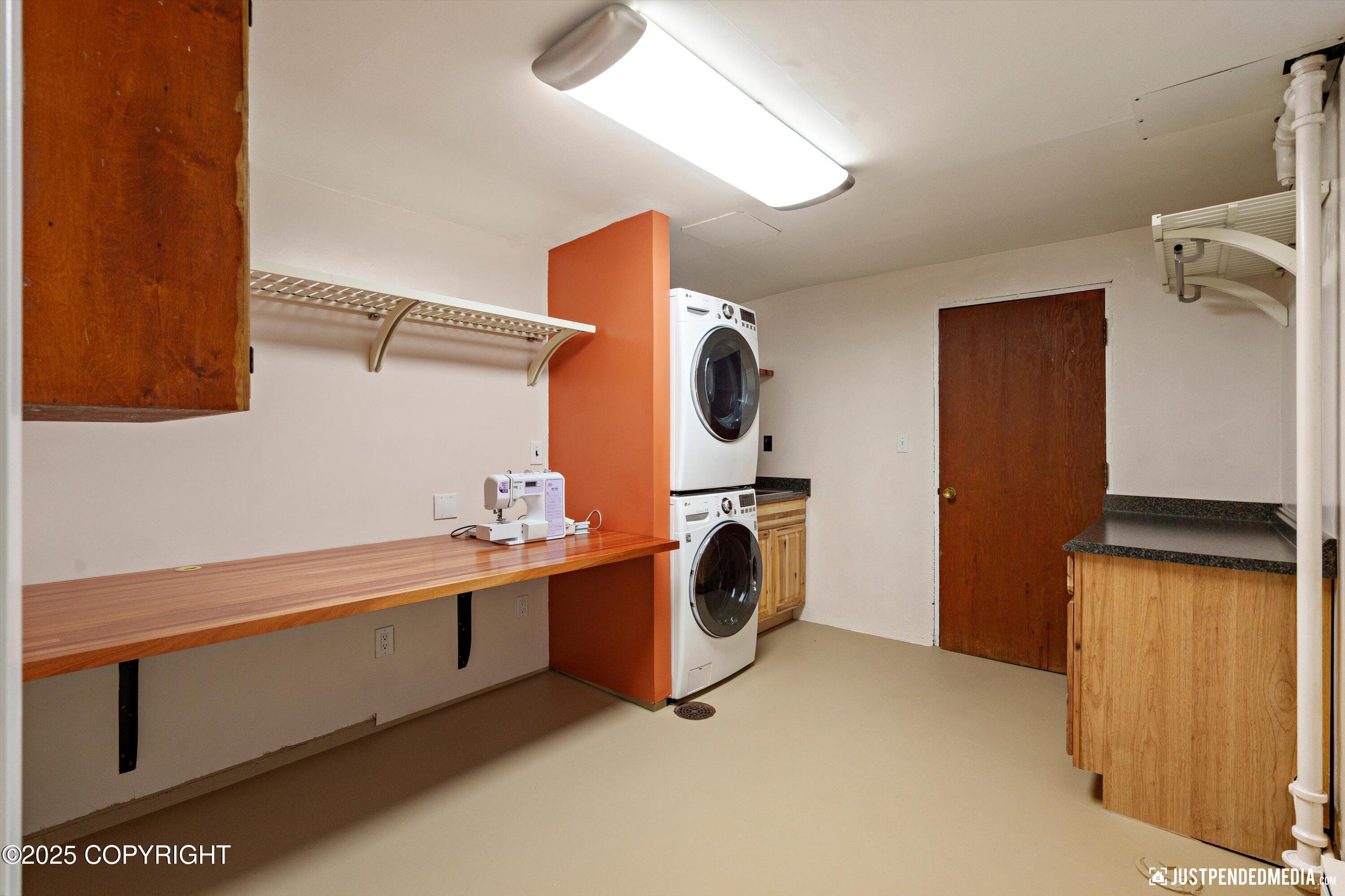 Anchorage, Alaska 99501, United States, 4 Bedrooms Bedrooms, ,2 BathroomsBathrooms,Residential,Pending,196821