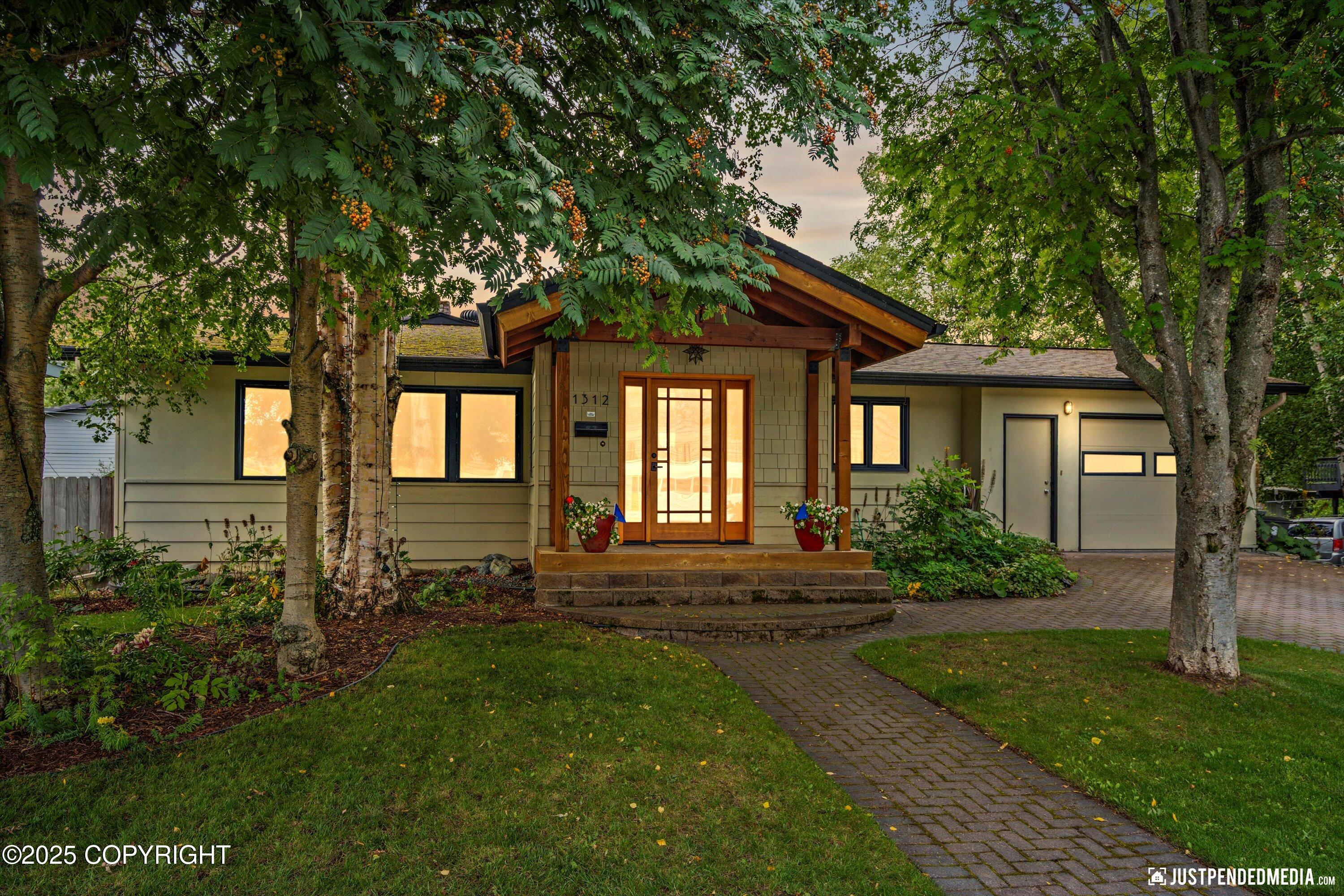 Anchorage, Alaska 99501, United States, 4 Bedrooms Bedrooms, ,2 BathroomsBathrooms,Residential,Pending,196821