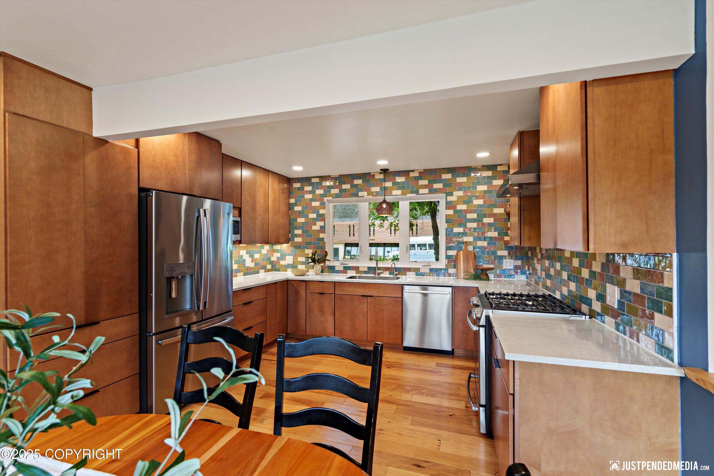 Anchorage, Alaska 99501, United States, 4 Bedrooms Bedrooms, ,2 BathroomsBathrooms,Residential,Pending,196821