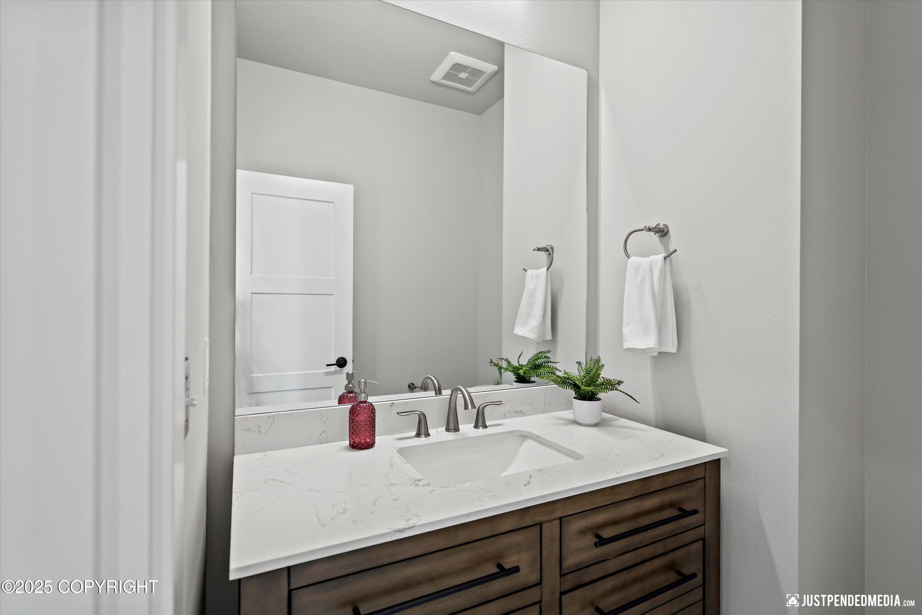 Anchorage, Alaska 99502, United States, 4 Bedrooms Bedrooms, ,3 BathroomsBathrooms,Residential,Pending,140294