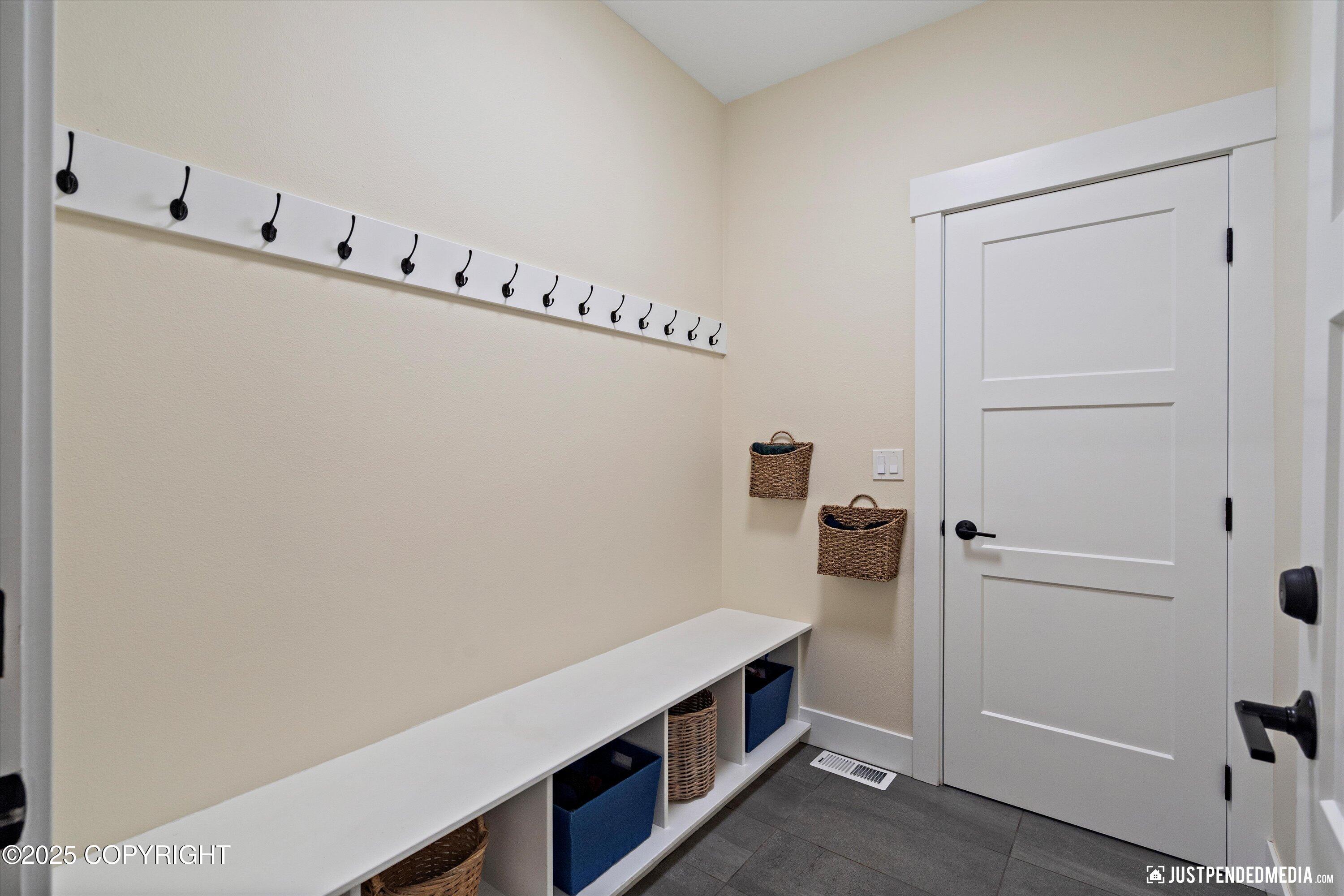 Anchorage, Alaska 99502, United States, 4 Bedrooms Bedrooms, ,3 BathroomsBathrooms,Residential,Pending,140294