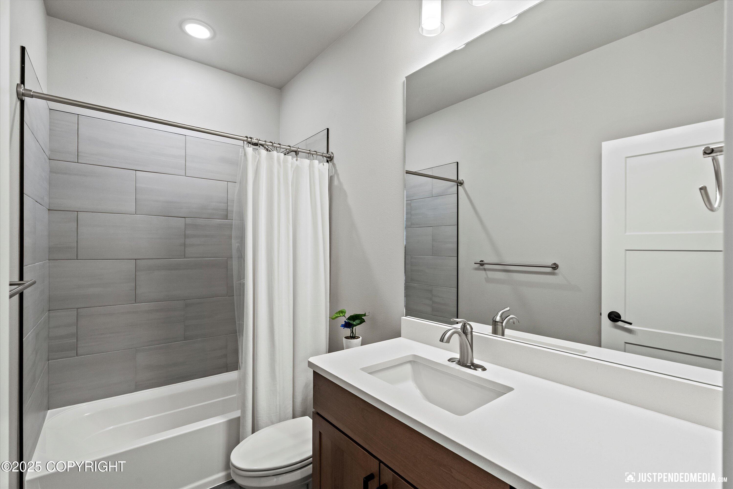 Anchorage, Alaska 99502, United States, 4 Bedrooms Bedrooms, ,3 BathroomsBathrooms,Residential,Pending,140294