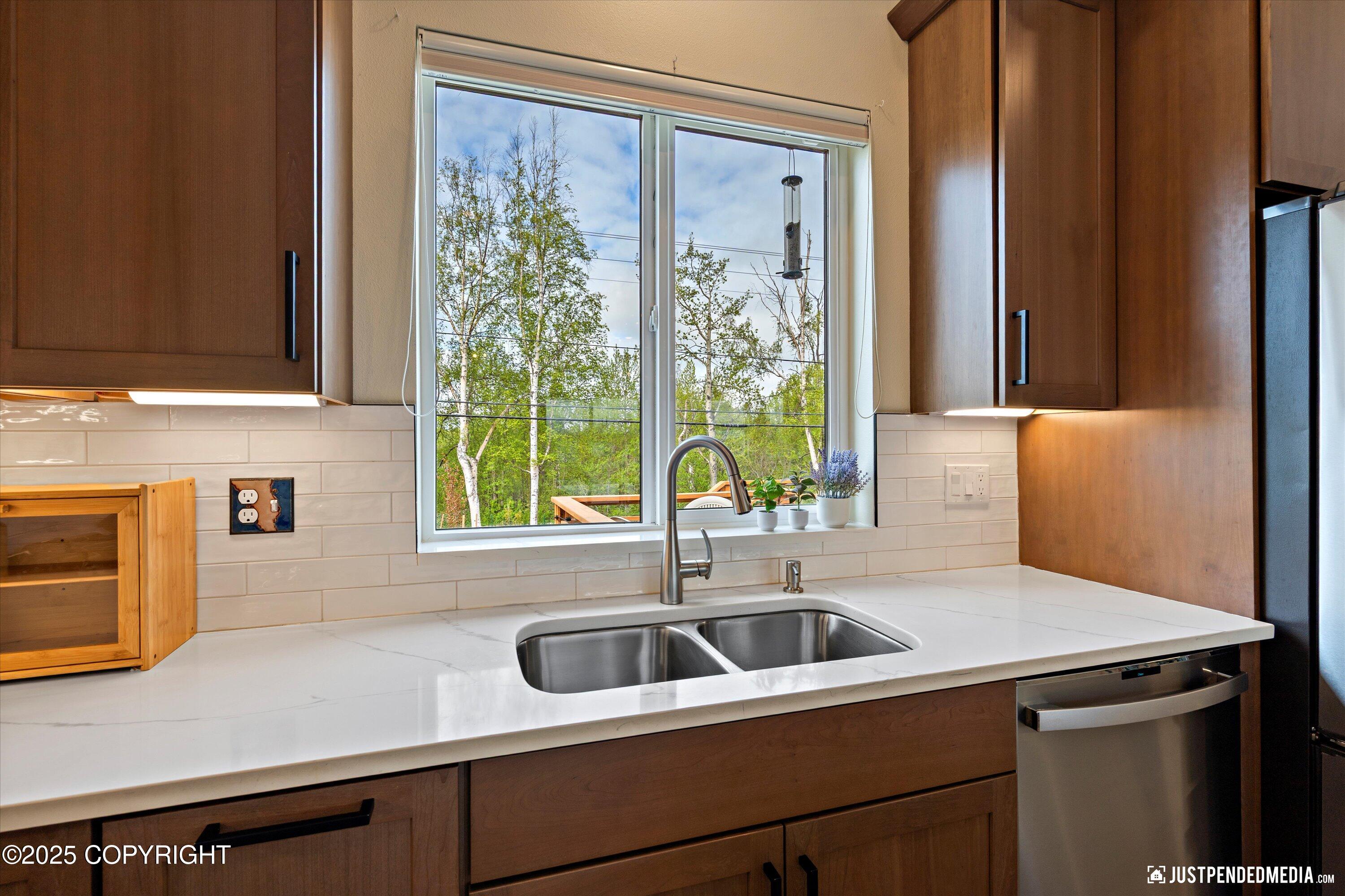 Anchorage, Alaska 99502, United States, 4 Bedrooms Bedrooms, ,3 BathroomsBathrooms,Residential,Pending,140294