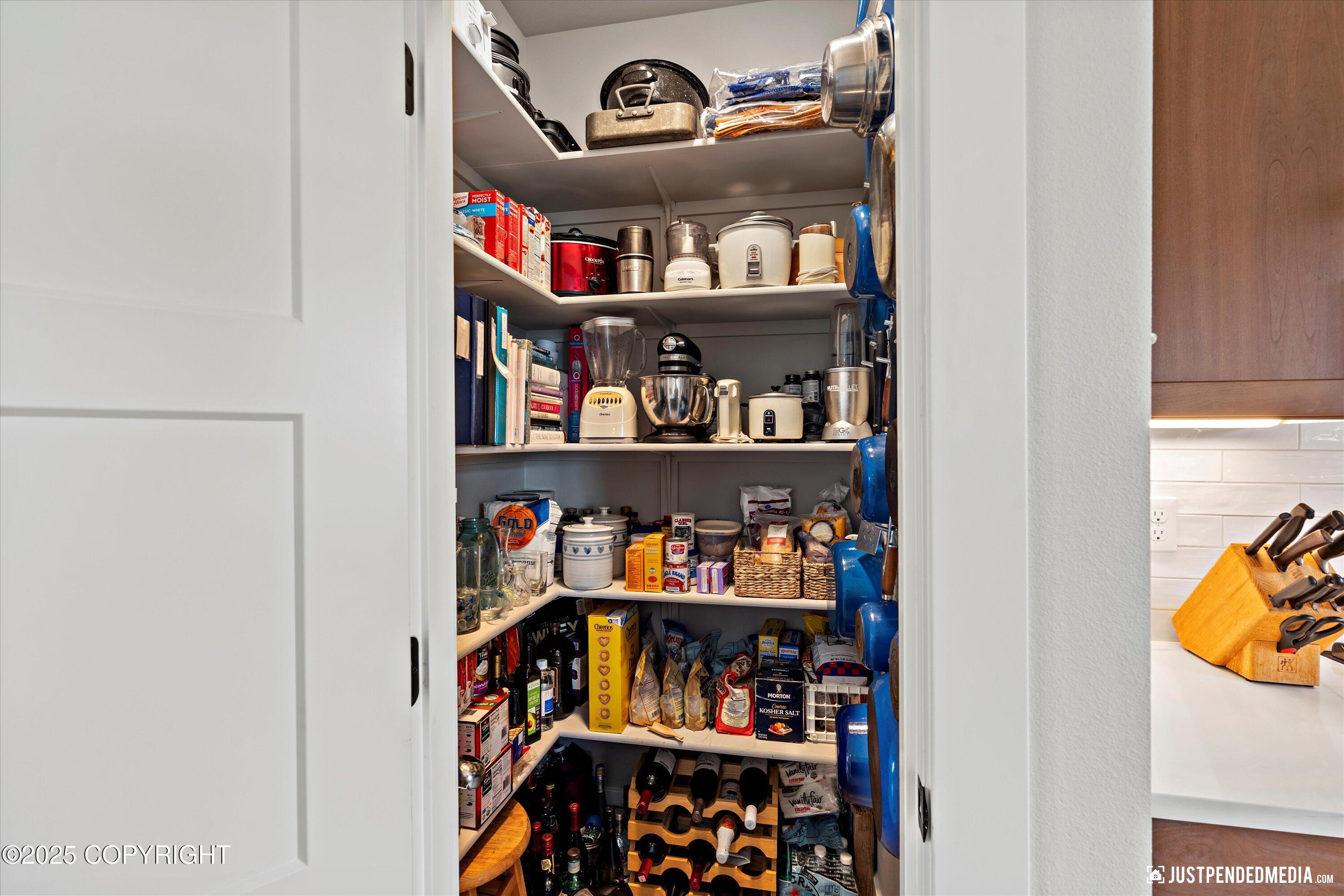 Anchorage, Alaska 99502, United States, 4 Bedrooms Bedrooms, ,3 BathroomsBathrooms,Residential,Pending,140294