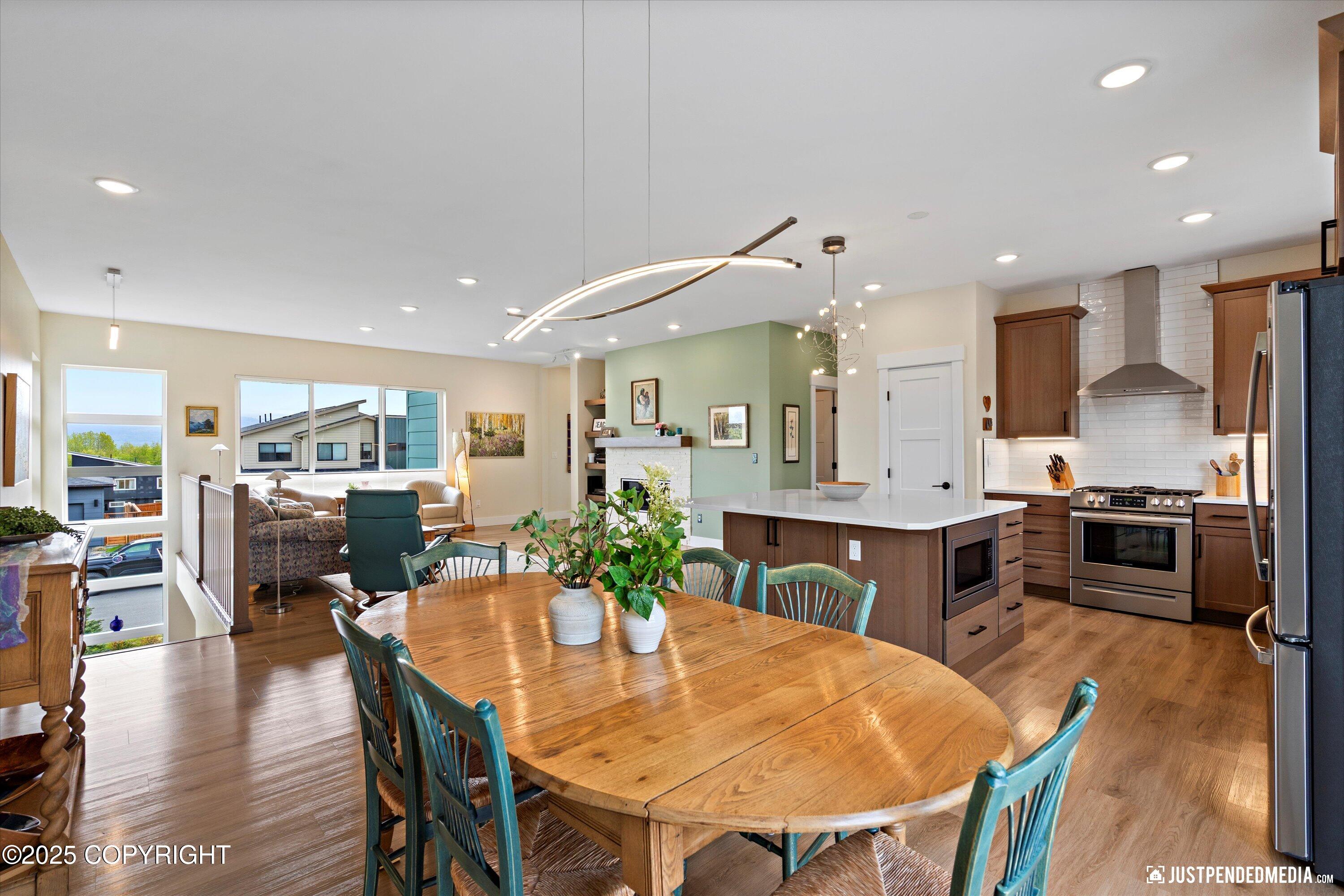 Anchorage, Alaska 99502, United States, 4 Bedrooms Bedrooms, ,3 BathroomsBathrooms,Residential,Pending,140294