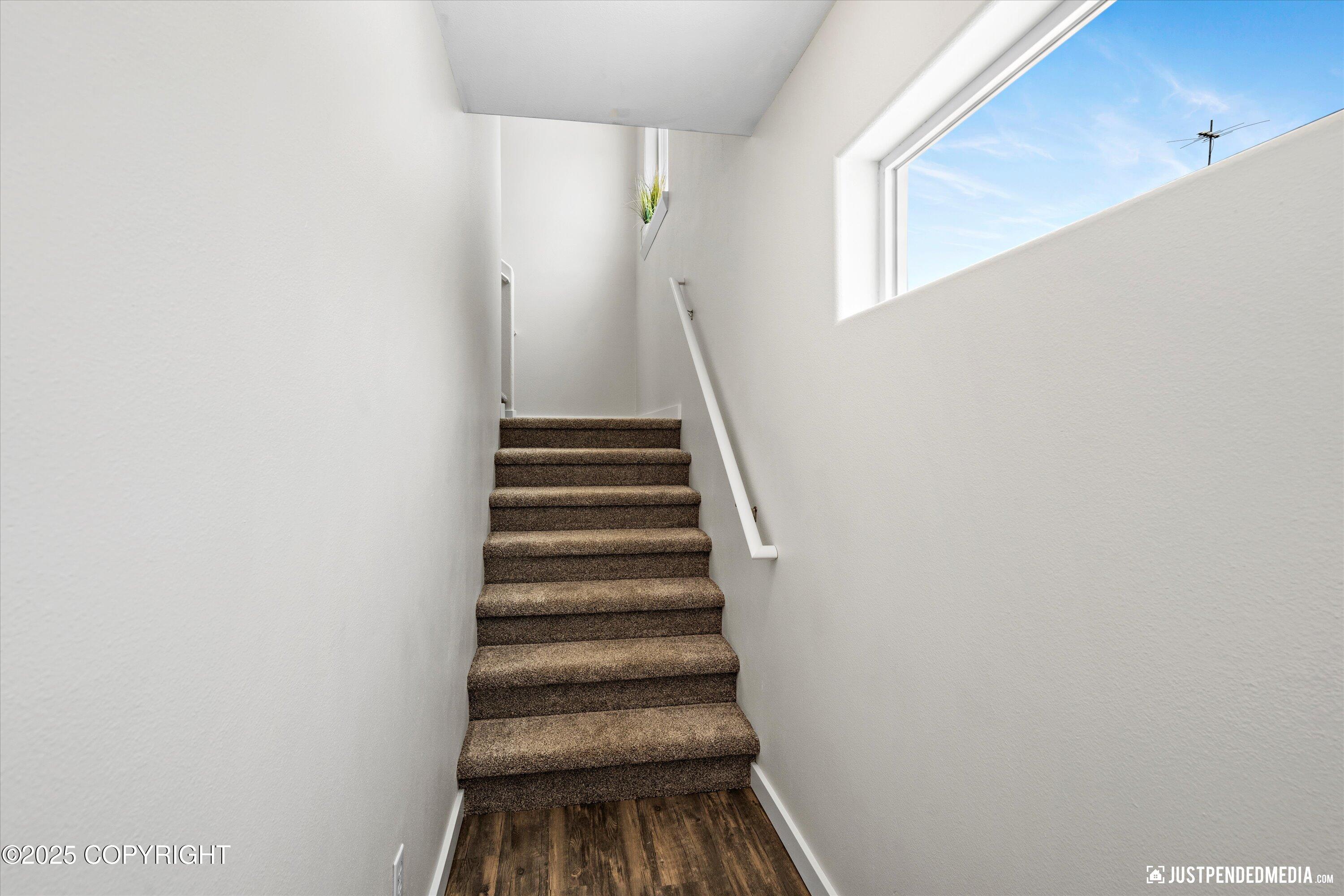 983 Oakridge Drive, Anchorage, Alaska image 2