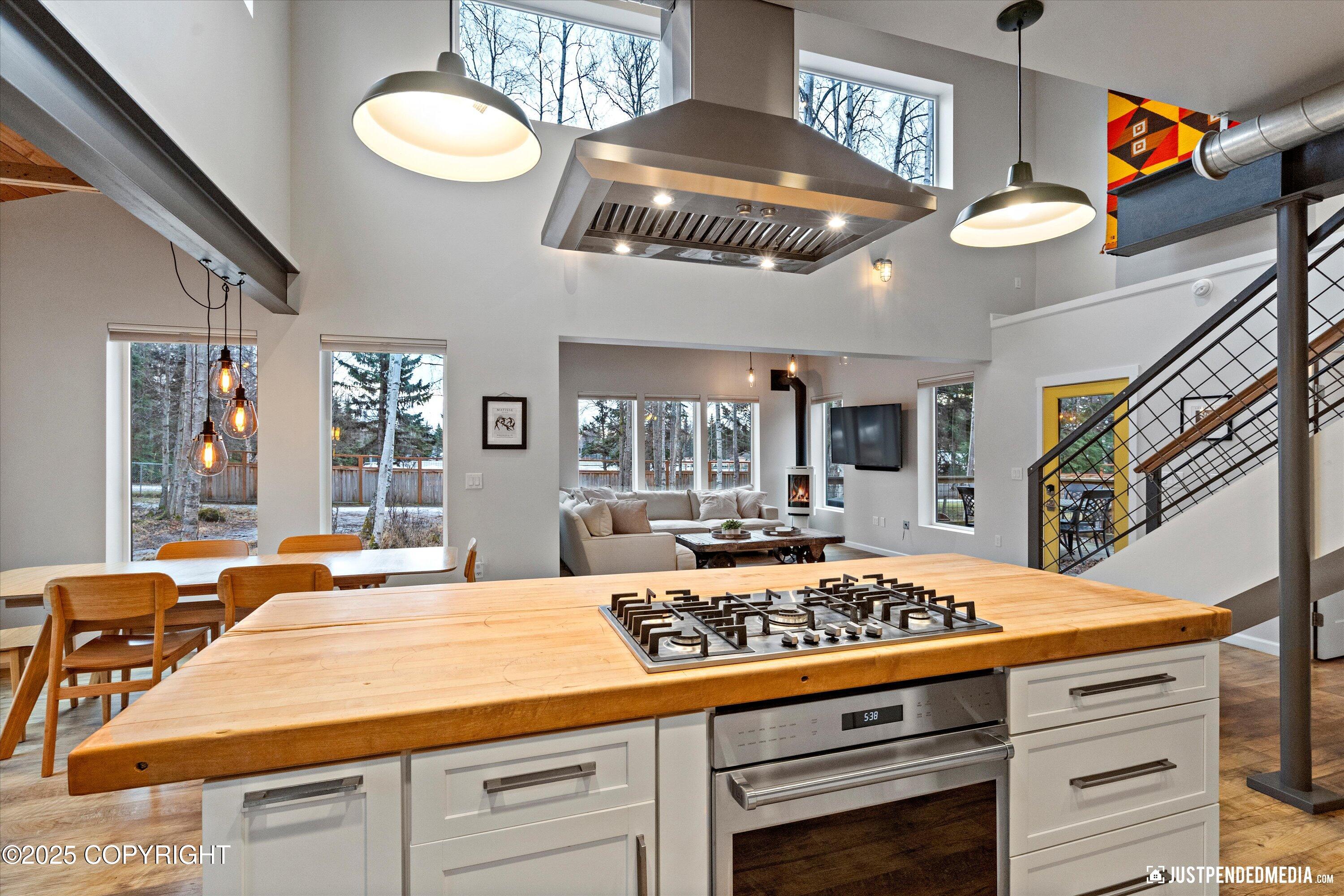 Anchorage, Alaska 99516, United States, 4 Bedrooms Bedrooms, ,3 BathroomsBathrooms,Residential,Pending,3933