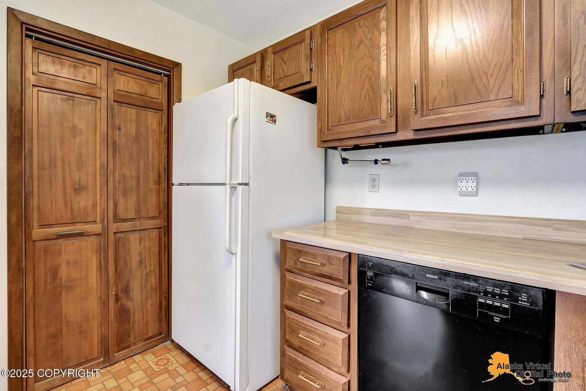 Anchorage, Alaska 99501, United States, 4 Bedrooms Bedrooms, ,2 BathroomsBathrooms,Residential,Pending,208731