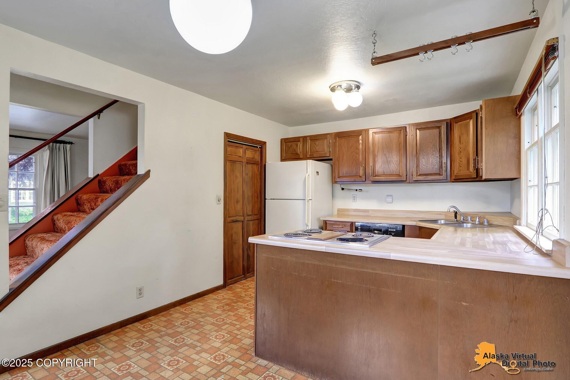 Anchorage, Alaska 99501, United States, 4 Bedrooms Bedrooms, ,2 BathroomsBathrooms,Residential,Pending,208731