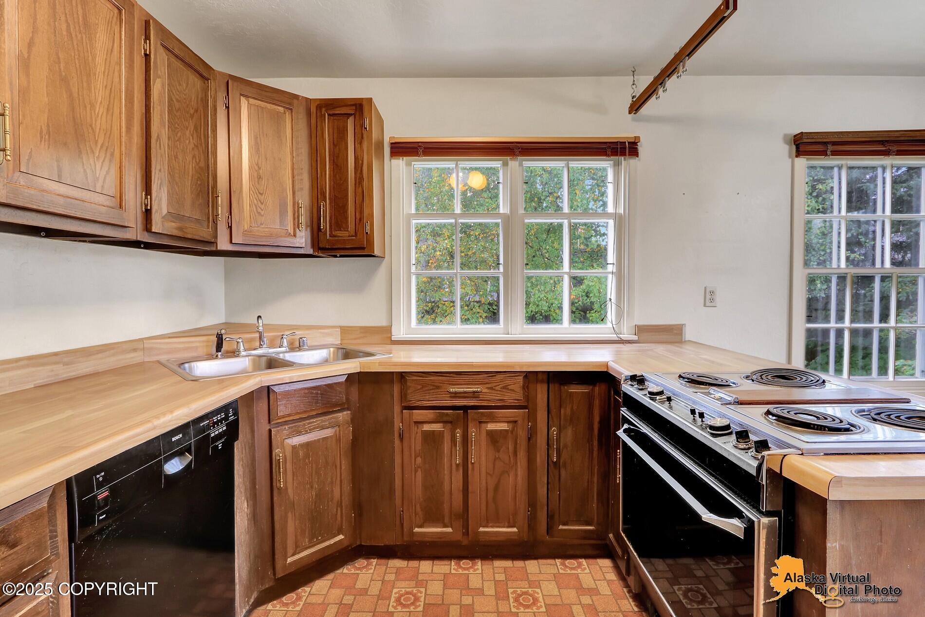 Anchorage, Alaska 99501, United States, 4 Bedrooms Bedrooms, ,2 BathroomsBathrooms,Residential,Pending,208731