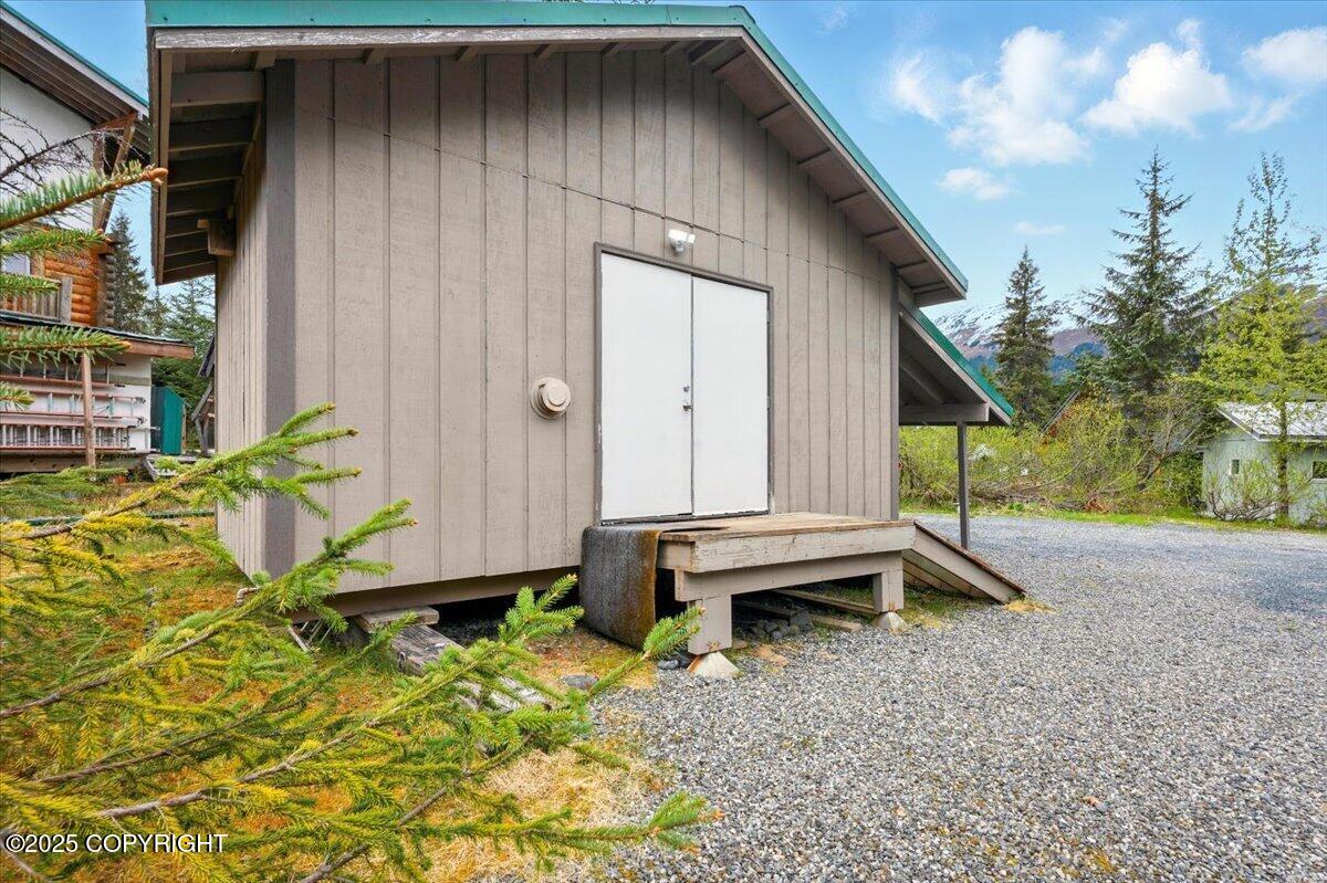 Girdwood, Alaska 99587, United States, 2 Bedrooms Bedrooms, ,1 BathroomBathrooms,Residential,Pending,133405