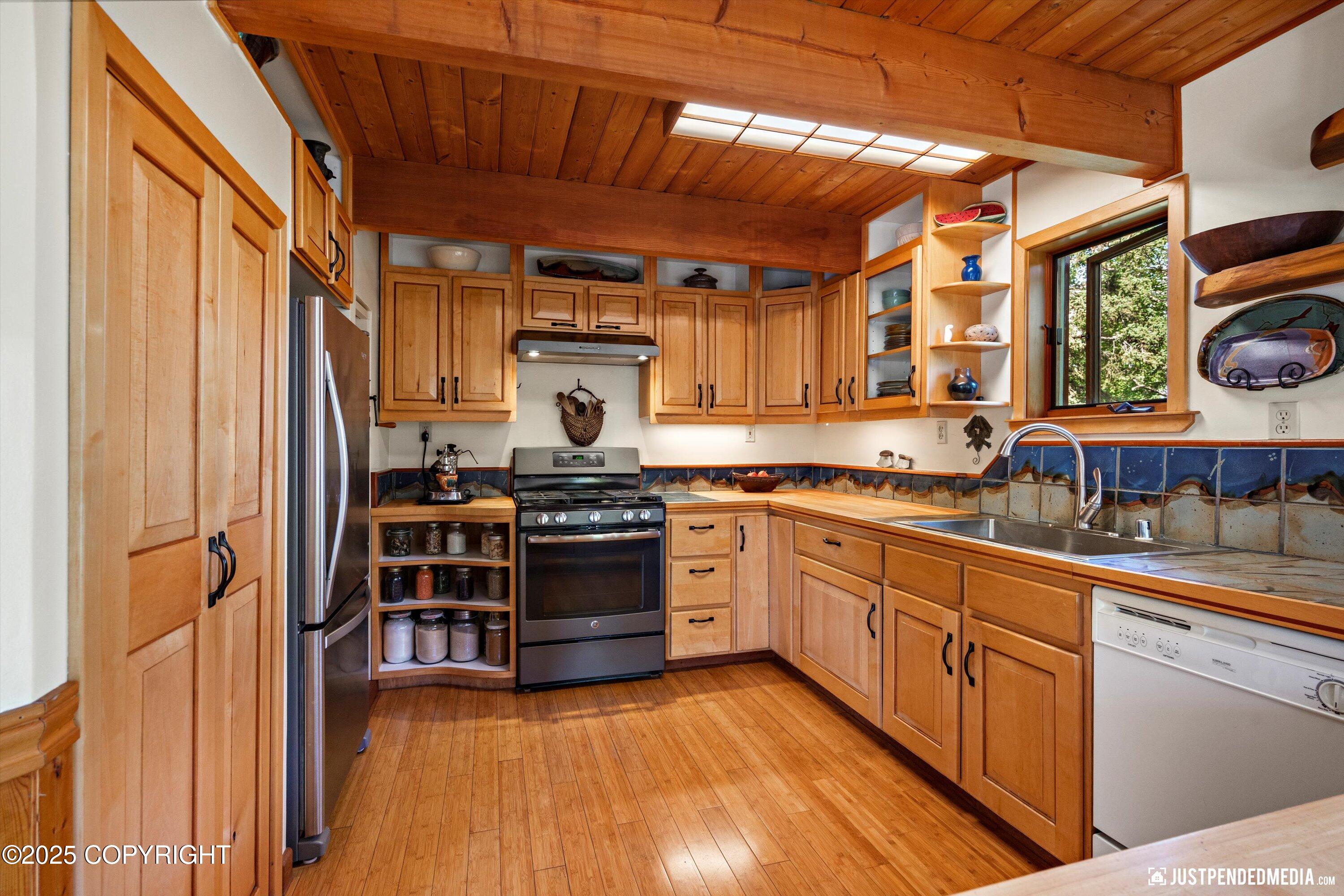 Eagle River, Alaska 99577, United States, 2 Bedrooms Bedrooms, ,1 BathroomBathrooms,Residential,Pending,186933