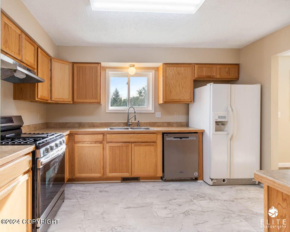 Palmer, Alaska 99645, United States, 4 Bedrooms Bedrooms, ,3 BathroomsBathrooms,Residential,Pending,45361