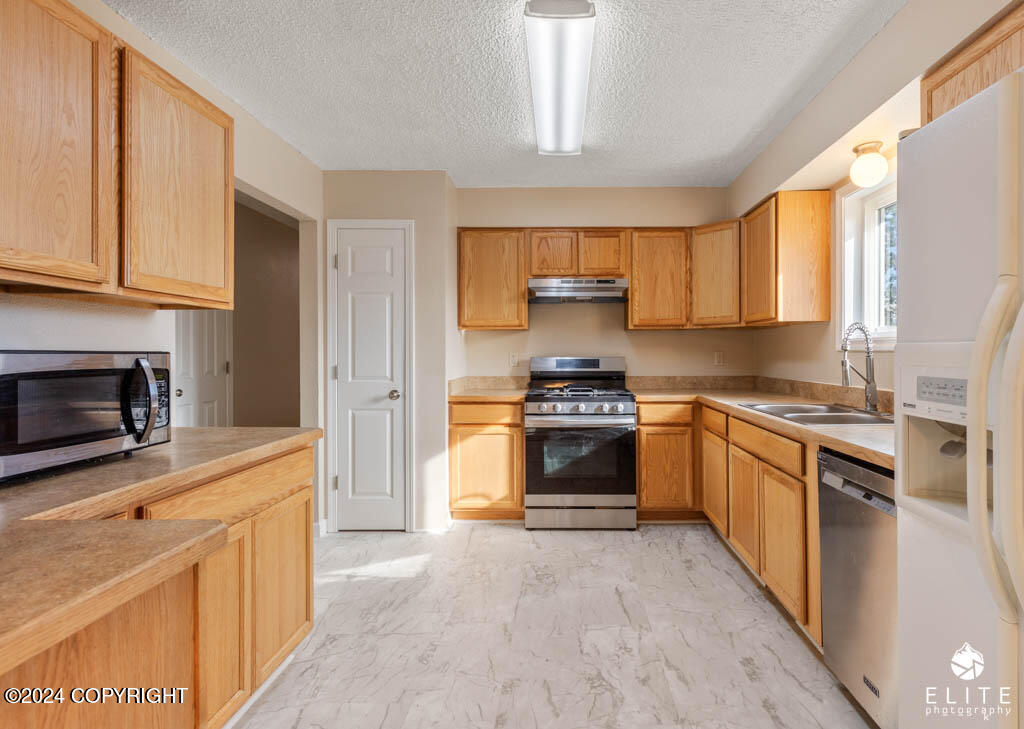 Palmer, Alaska 99645, United States, 4 Bedrooms Bedrooms, ,3 BathroomsBathrooms,Residential,Pending,45361