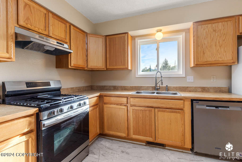 Palmer, Alaska 99645, United States, 4 Bedrooms Bedrooms, ,3 BathroomsBathrooms,Residential,Pending,45361