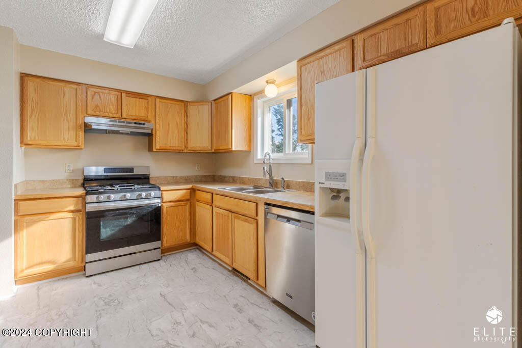 Palmer, Alaska 99645, United States, 4 Bedrooms Bedrooms, ,3 BathroomsBathrooms,Residential,Pending,45361