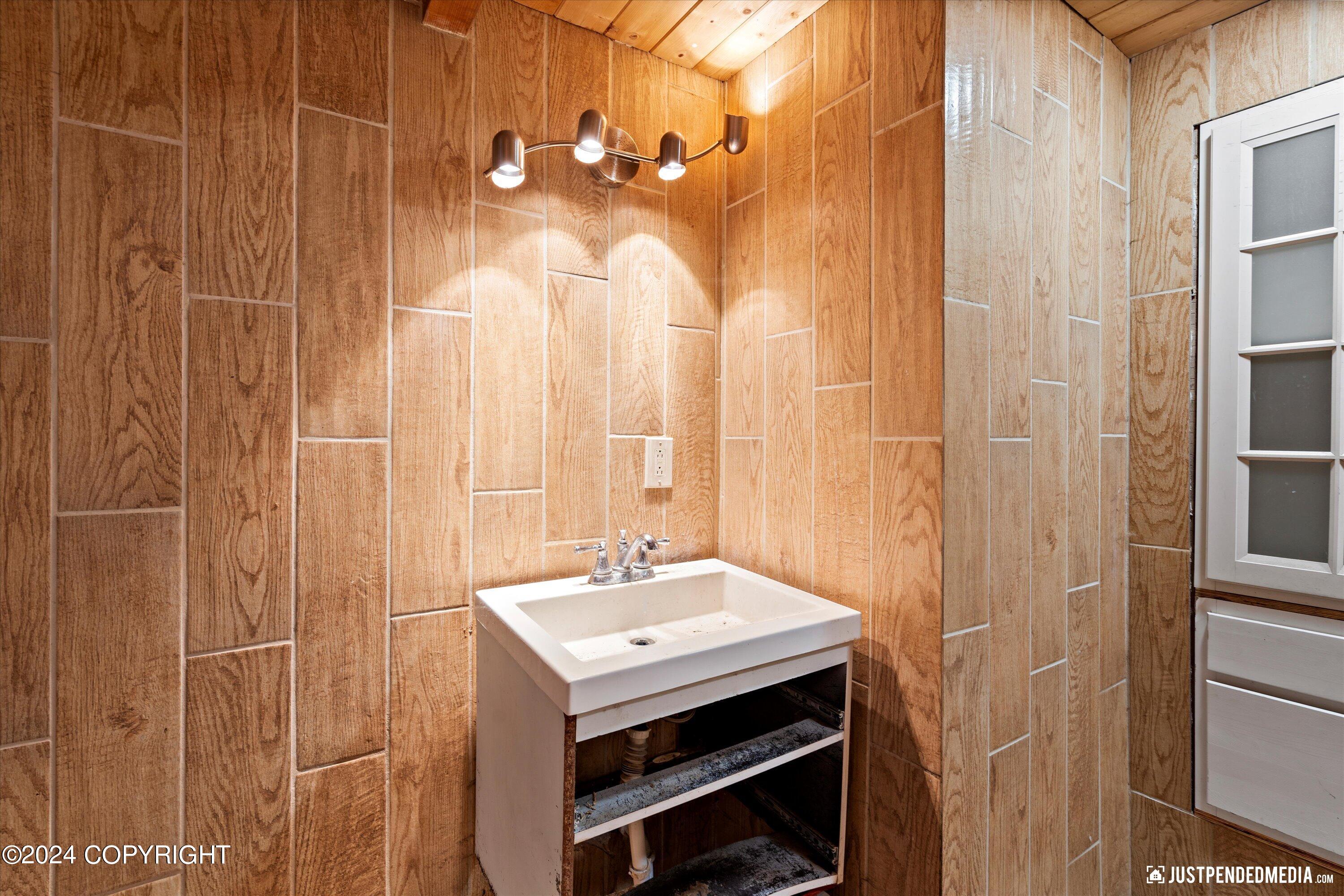 Anchorage, Alaska 99504, United States, 3 Bedrooms Bedrooms, ,2 BathroomsBathrooms,Residential,Pending,42165